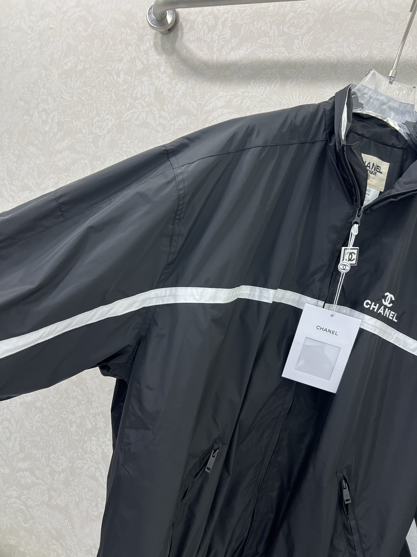 🔥🔥chan*l 25新款中古夹克外套 小香休闲棒球服，酷女孩必备神器，可男女同款 经典黑色基底，白色饰