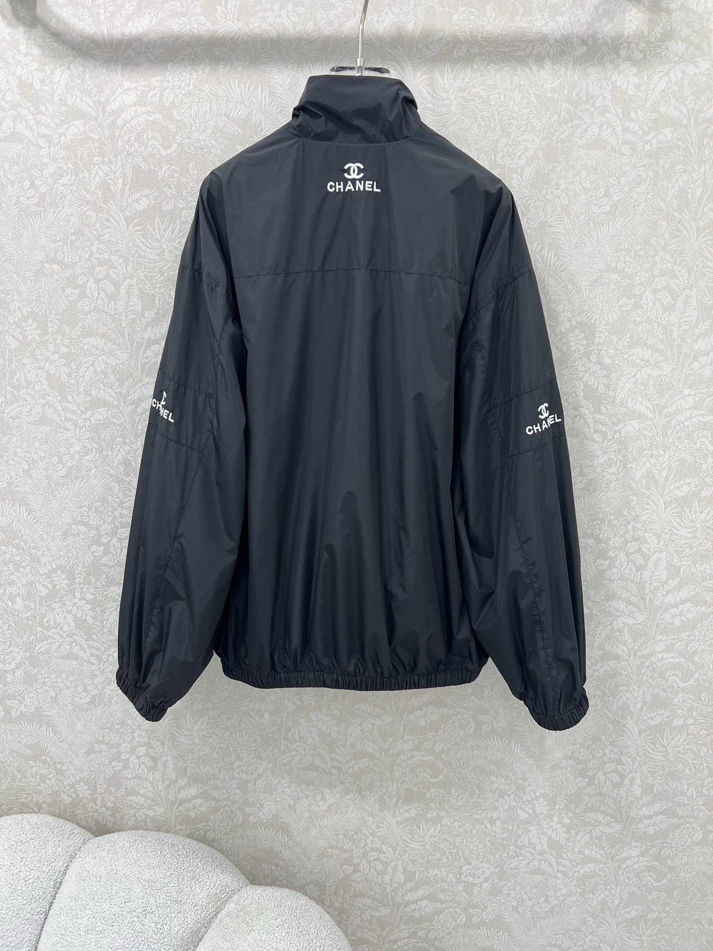 🔥🔥chan*l 25新款中古夹克外套 小香休闲棒球服，酷女孩必备神器，可男女同款 经典黑色基底，白色饰