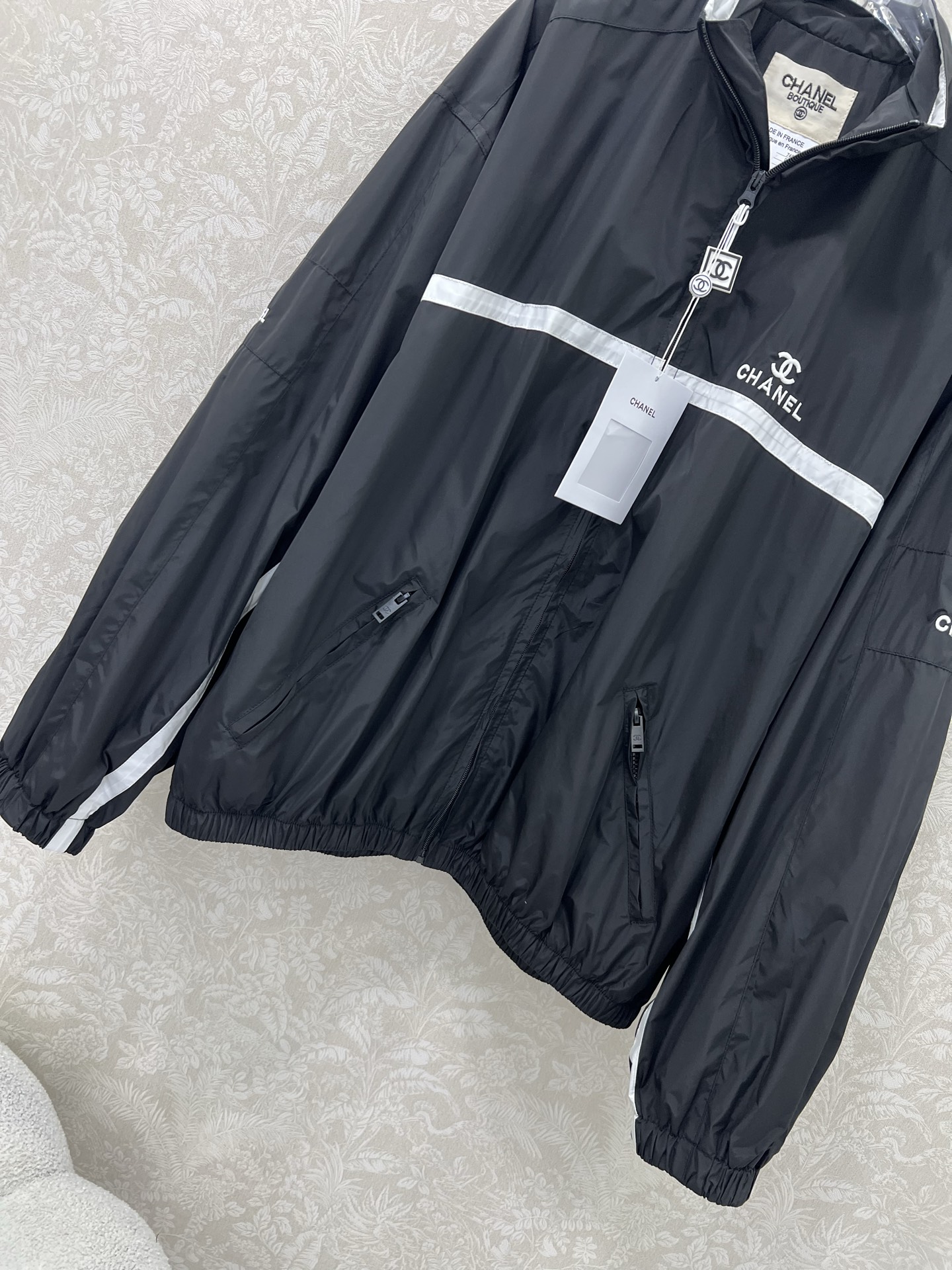 🔥🔥chan*l 25新款中古夹克外套 小香休闲棒球服，酷女孩必备神器，可男女同款 经典黑色基底，白色饰