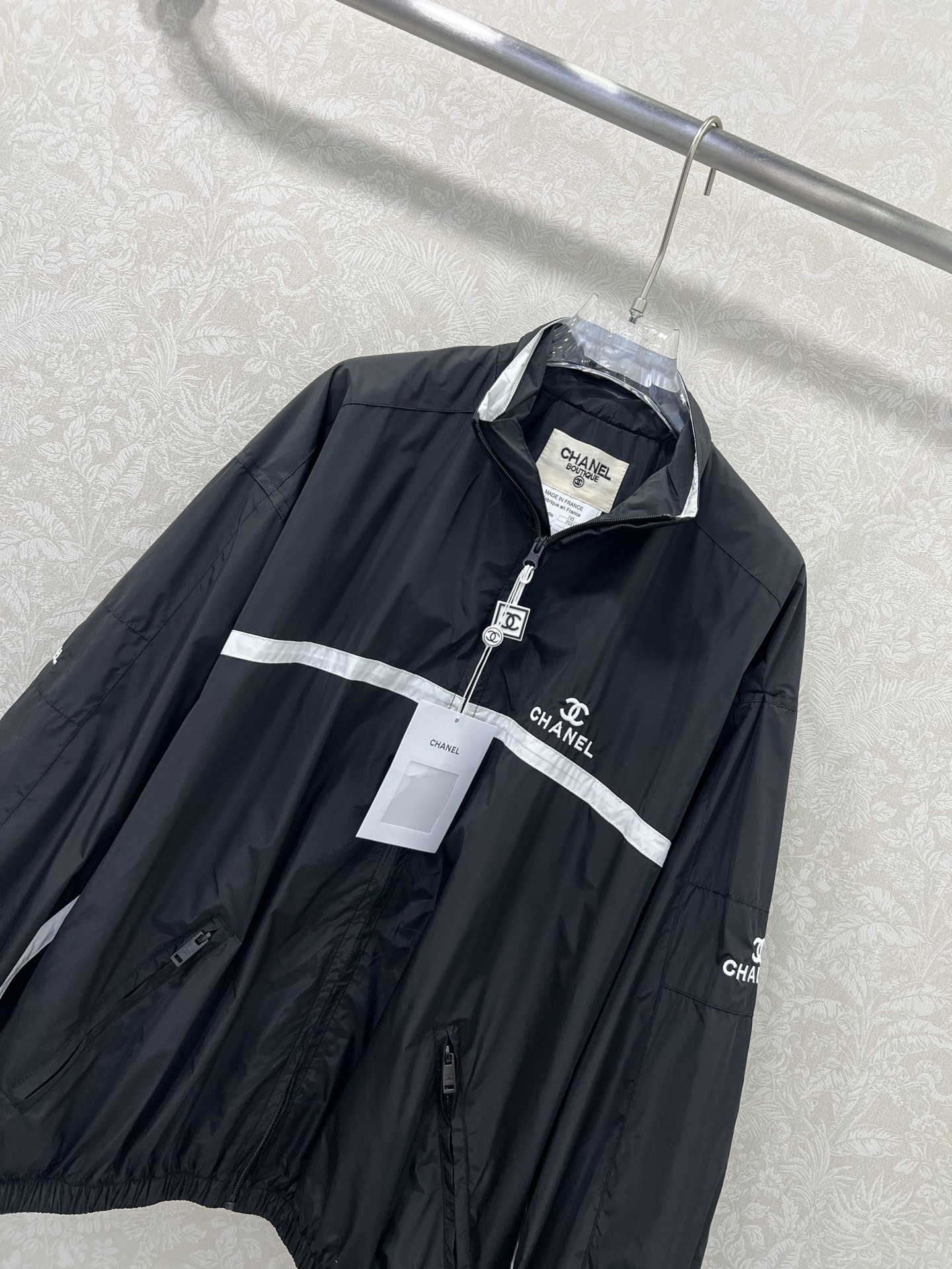 🔥🔥chan*l 25新款中古夹克外套 小香休闲棒球服，酷女孩必备神器，可男女同款 经典黑色基底，白色饰