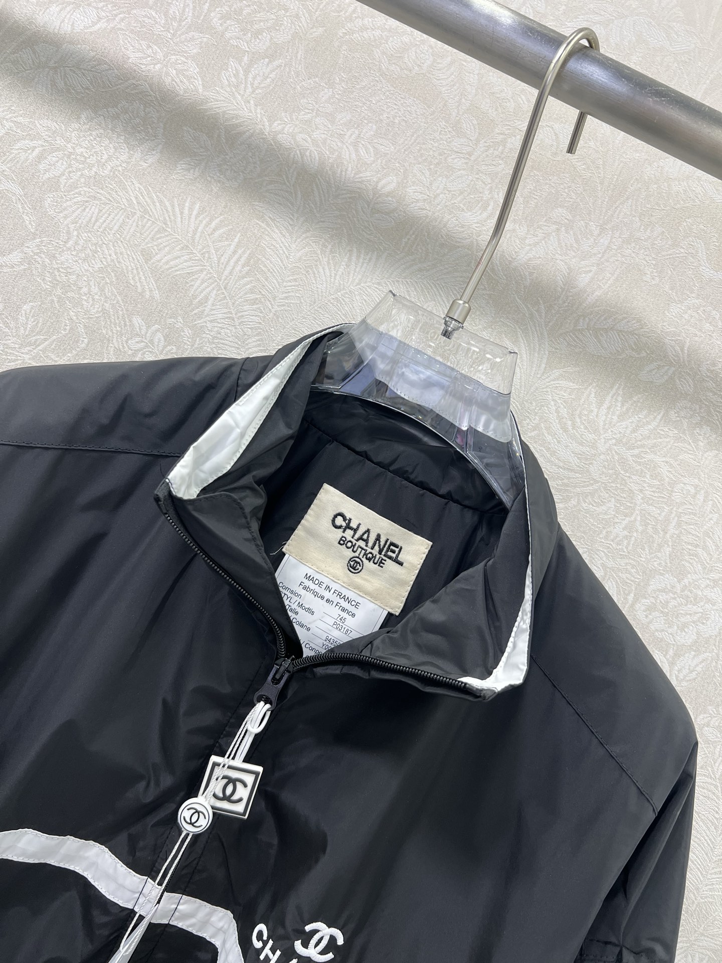 🔥🔥chan*l 25新款中古夹克外套 小香休闲棒球服，酷女孩必备神器，可男女同款 经典黑色基底，白色饰