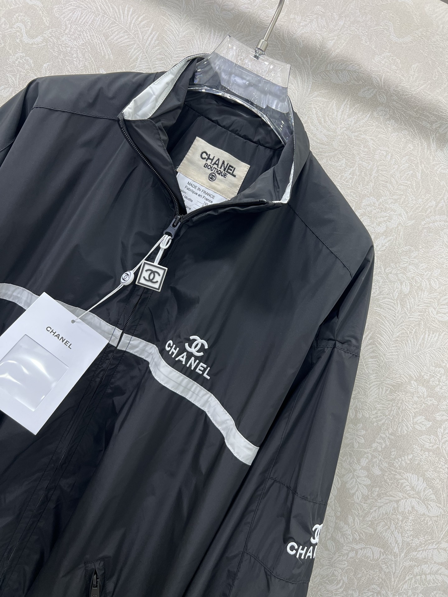 🔥🔥chan*l 25新款中古夹克外套 小香休闲棒球服，酷女孩必备神器，可男女同款 经典黑色基底，白色饰