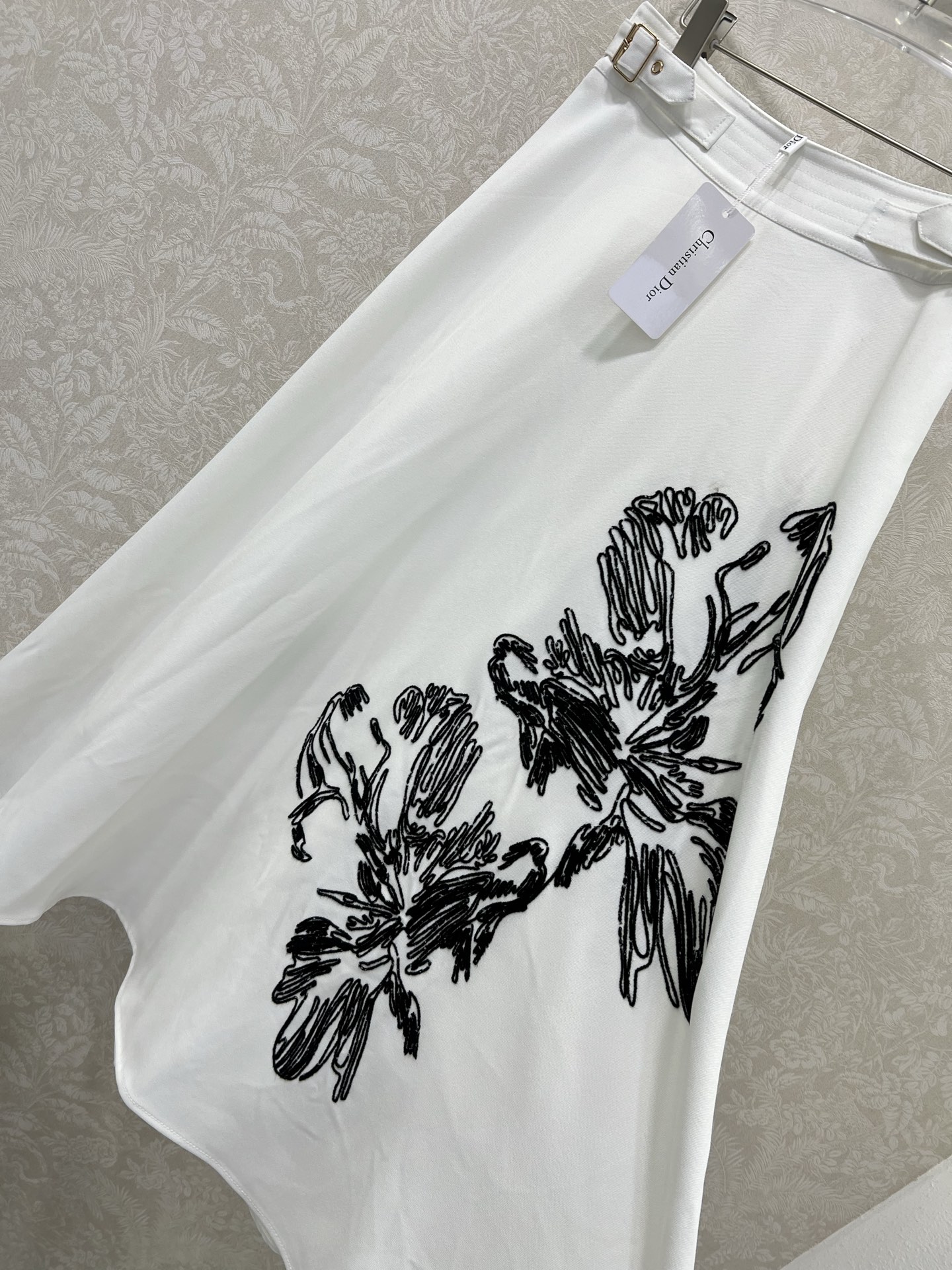 🔥🔥Dio*25新款半裙气质赫本风复古半身裙  腰头两侧扣头装饰 裙身精美图腾刺绣 低调奢华立体剪裁 精