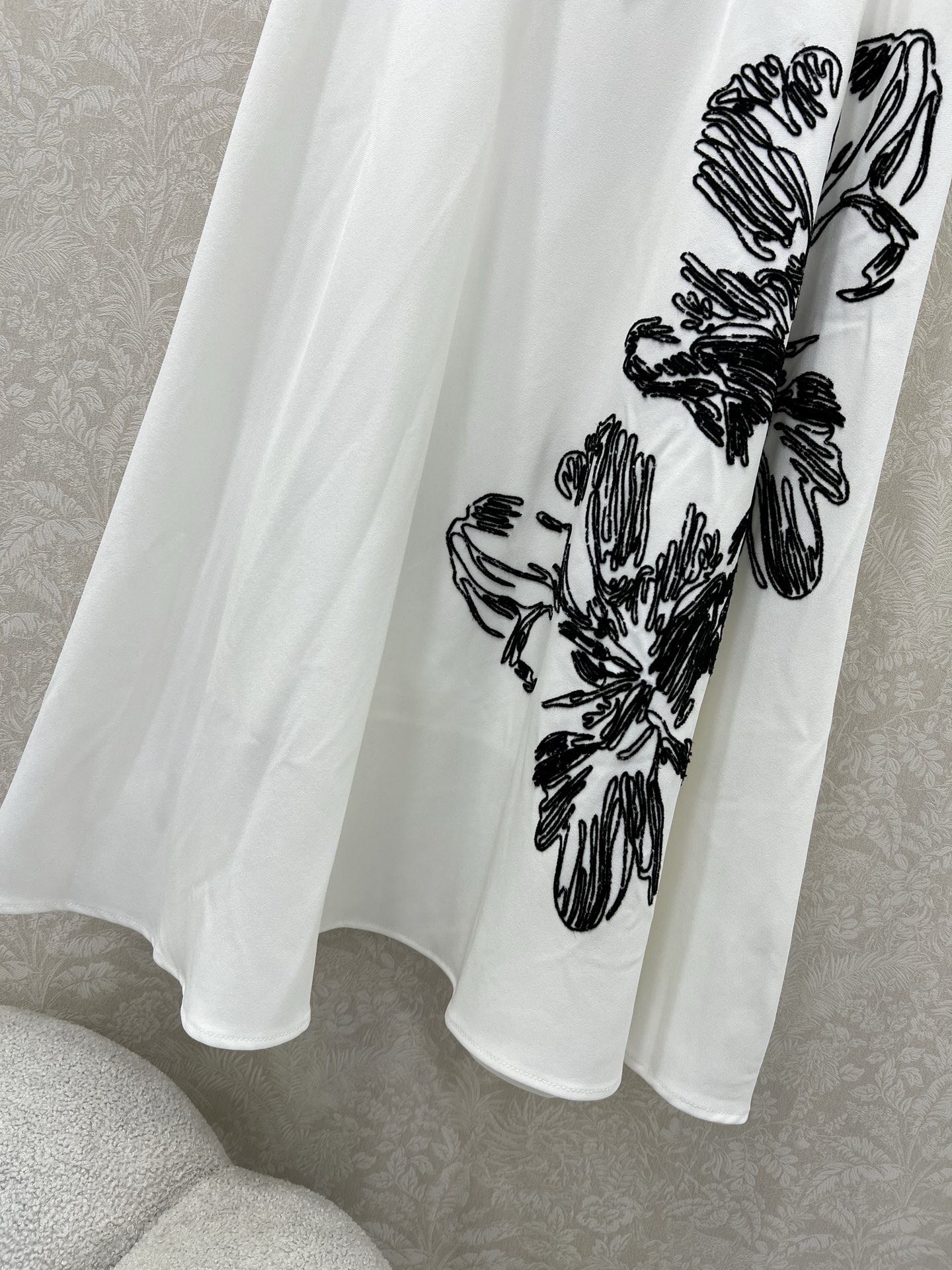 🔥🔥Dio*25新款半裙气质赫本风复古半身裙  腰头两侧扣头装饰 裙身精美图腾刺绣 低调奢华立体剪裁 精