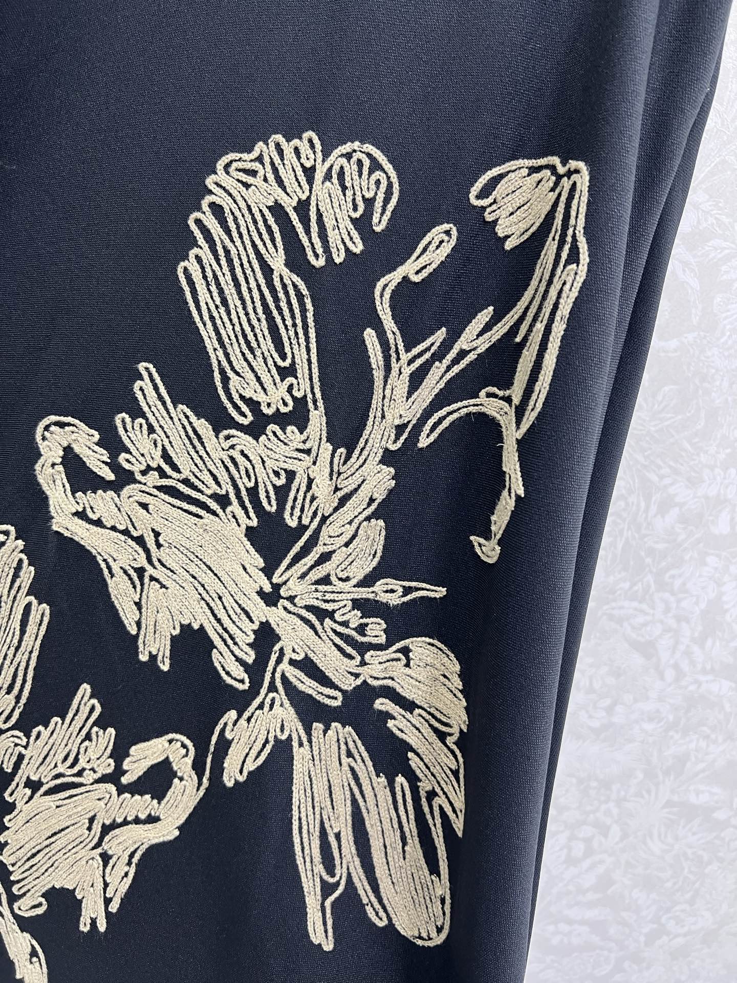 🔥🔥Dio*25新款半裙气质赫本风复古半身裙  腰头两侧扣头装饰 裙身精美图腾刺绣 低调奢华立体剪裁 精