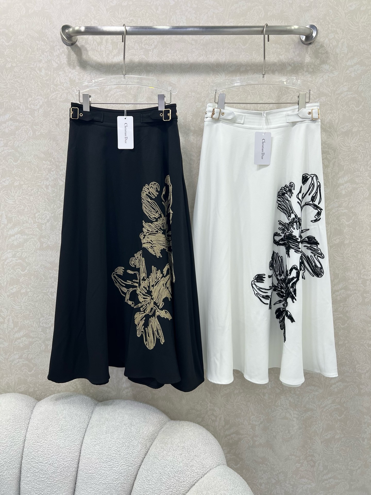 🔥🔥Dio*25新款半裙气质赫本风复古半身裙  腰头两侧扣头装饰 裙身精美图腾刺绣 低调奢华立体剪裁 精