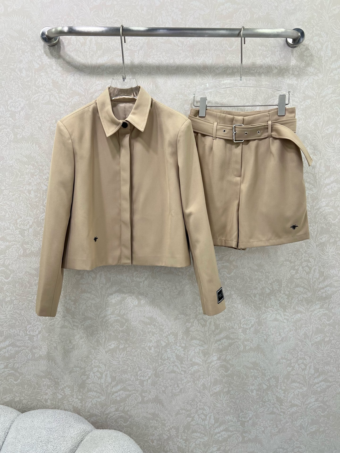 🔥🔥Dio* 25新款套装 夹克外套➕短裤的组合  外套整件立体剪裁全方位精致做工 隐形单排扣  侧身小