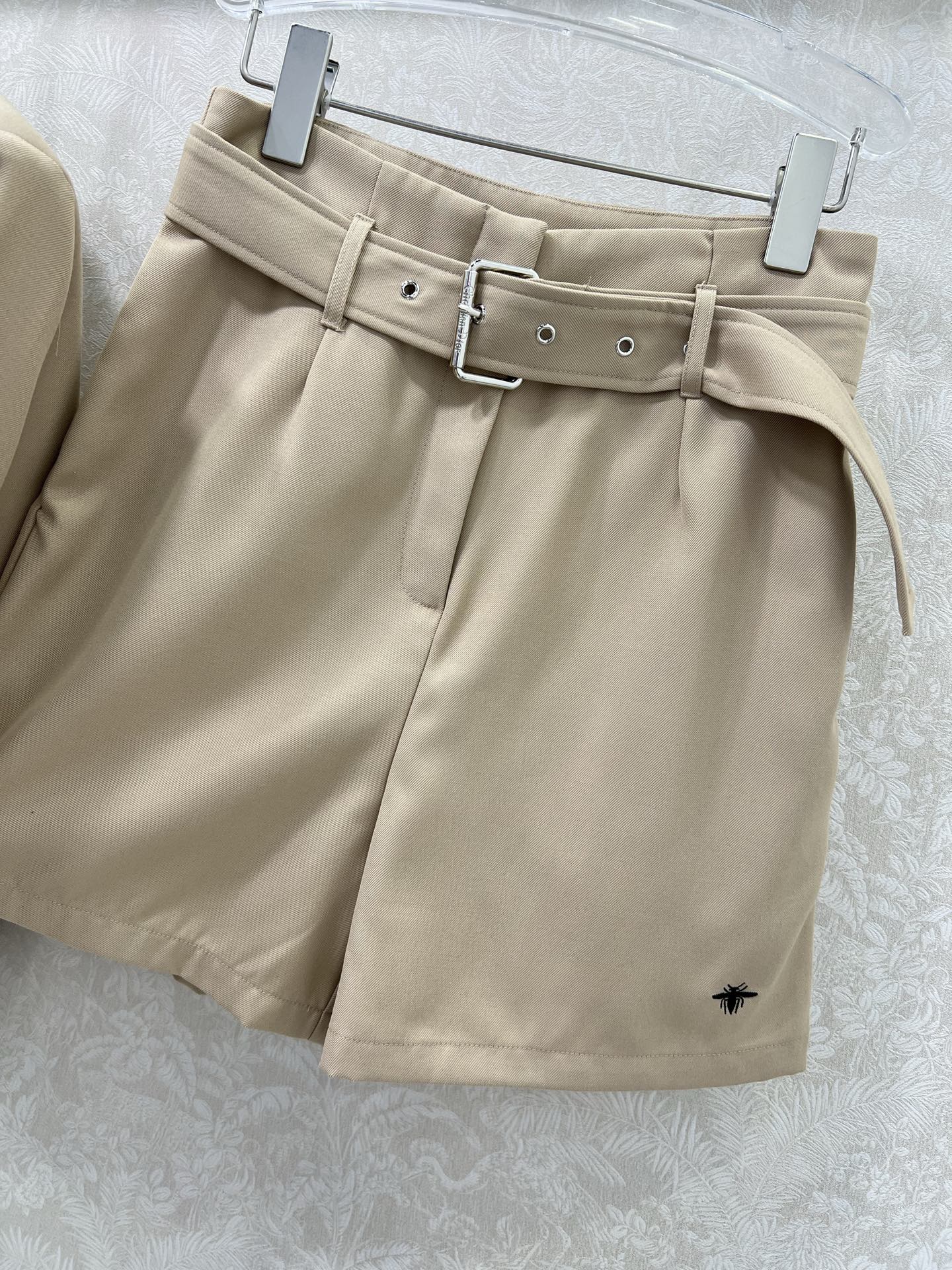 🔥🔥Dio* 25新款套装 夹克外套➕短裤的组合  外套整件立体剪裁全方位精致做工 隐形单排扣  侧身小