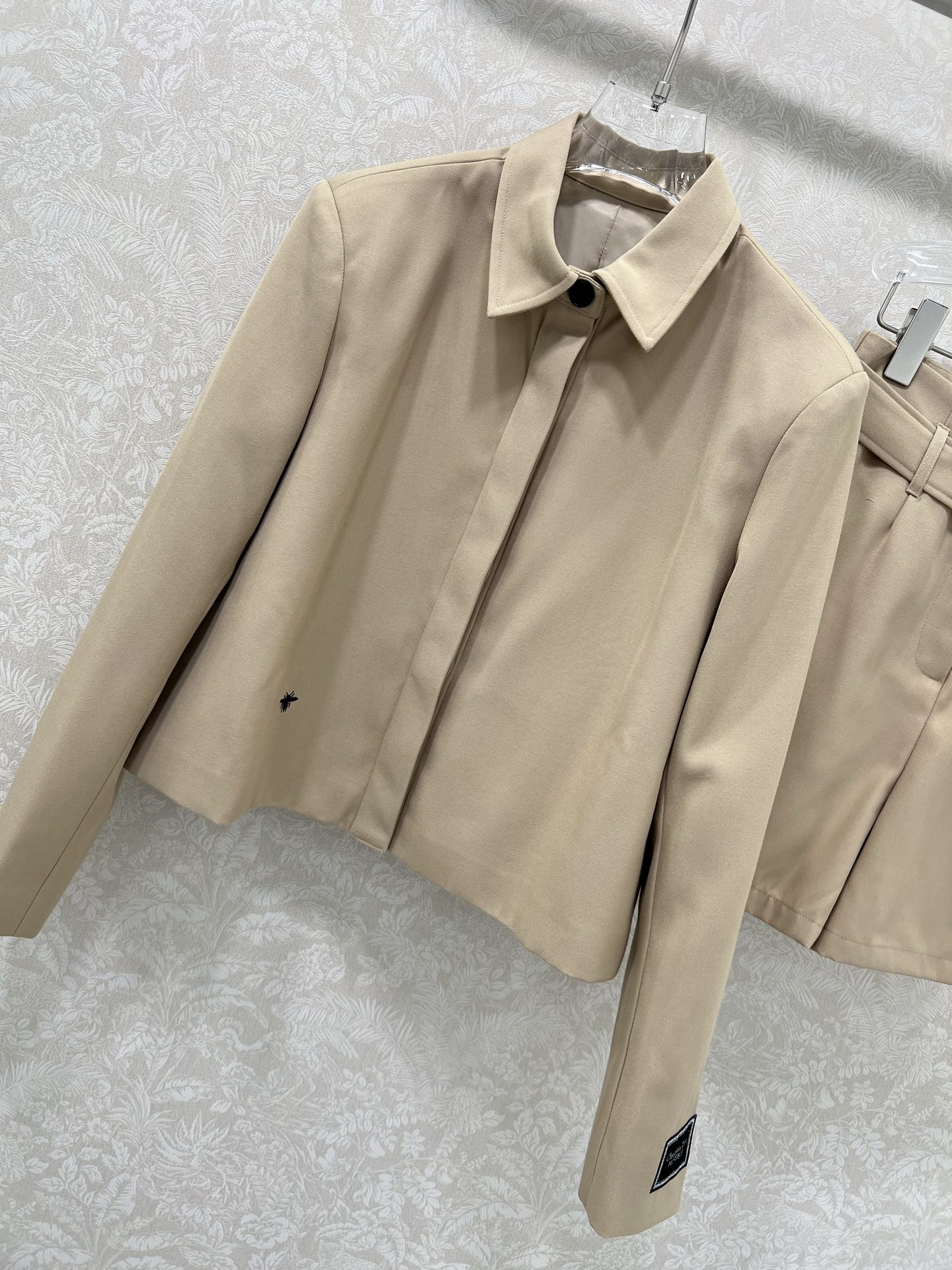 🔥🔥Dio* 25新款套装 夹克外套➕短裤的组合  外套整件立体剪裁全方位精致做工 隐形单排扣  侧身小