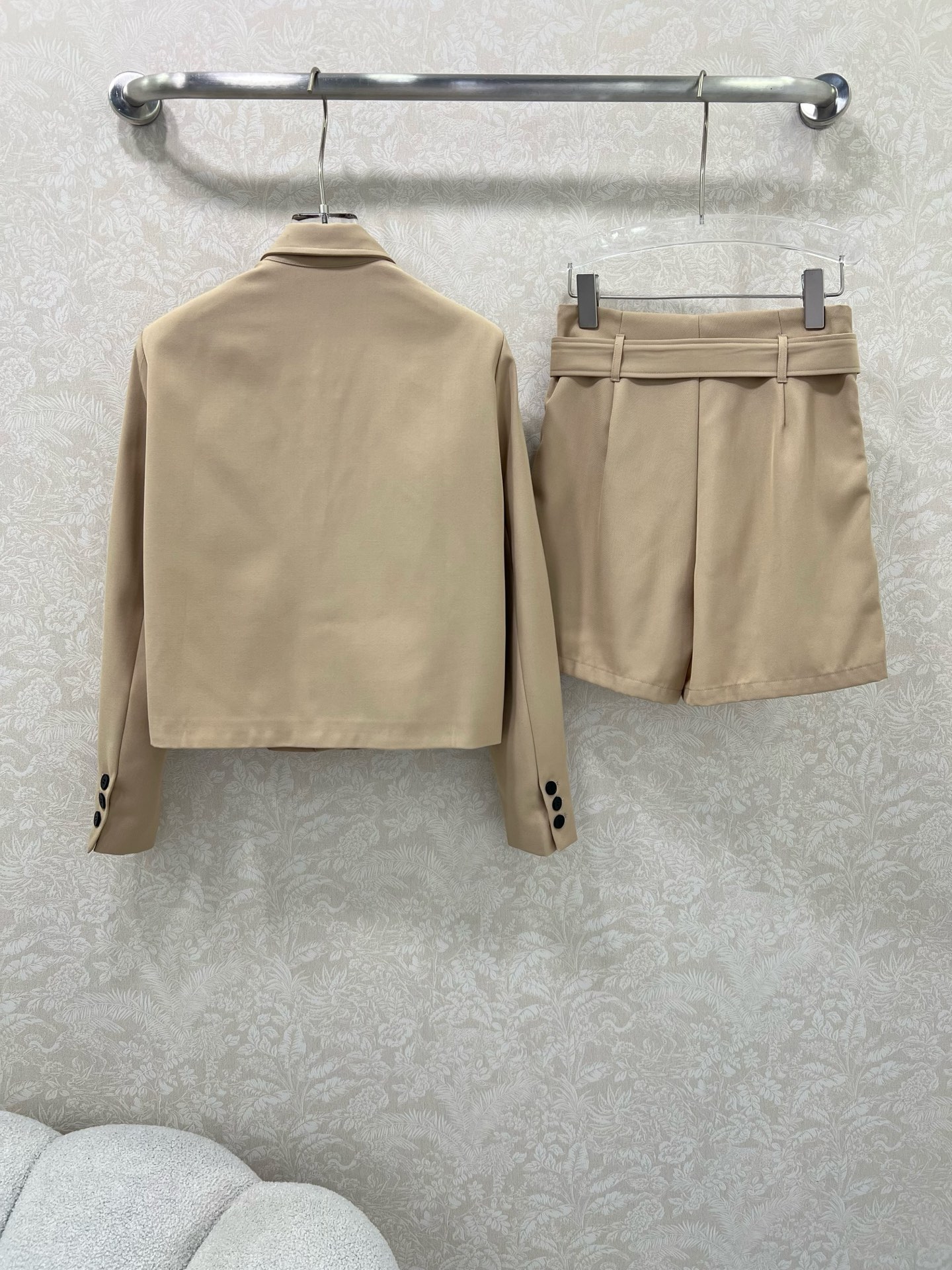 🔥🔥Dio* 25新款套装 夹克外套➕短裤的组合  外套整件立体剪裁全方位精致做工 隐形单排扣  侧身小