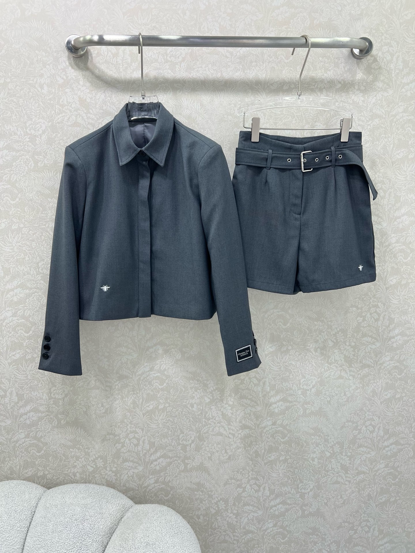 🔥🔥Dio* 25新款套装 夹克外套➕短裤的组合  外套整件立体剪裁全方位精致做工 隐形单排扣  侧身小