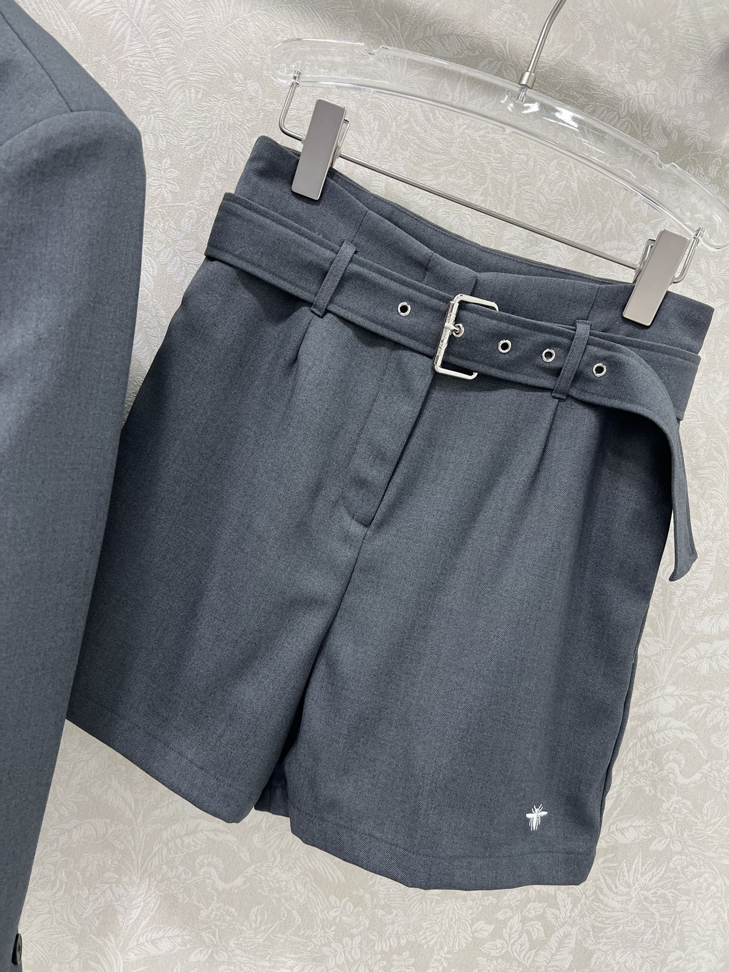 🔥🔥Dio* 25新款套装 夹克外套➕短裤的组合  外套整件立体剪裁全方位精致做工 隐形单排扣  侧身小