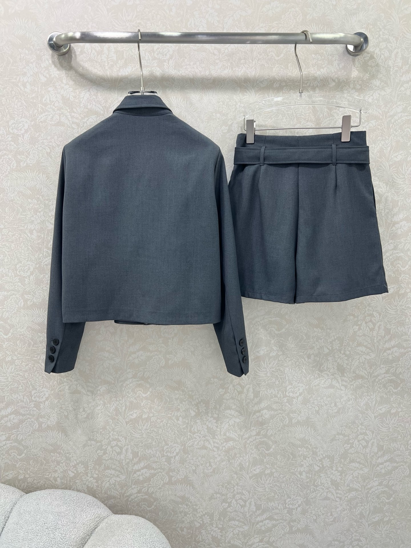 🔥🔥Dio* 25新款套装 夹克外套➕短裤的组合  外套整件立体剪裁全方位精致做工 隐形单排扣  侧身小