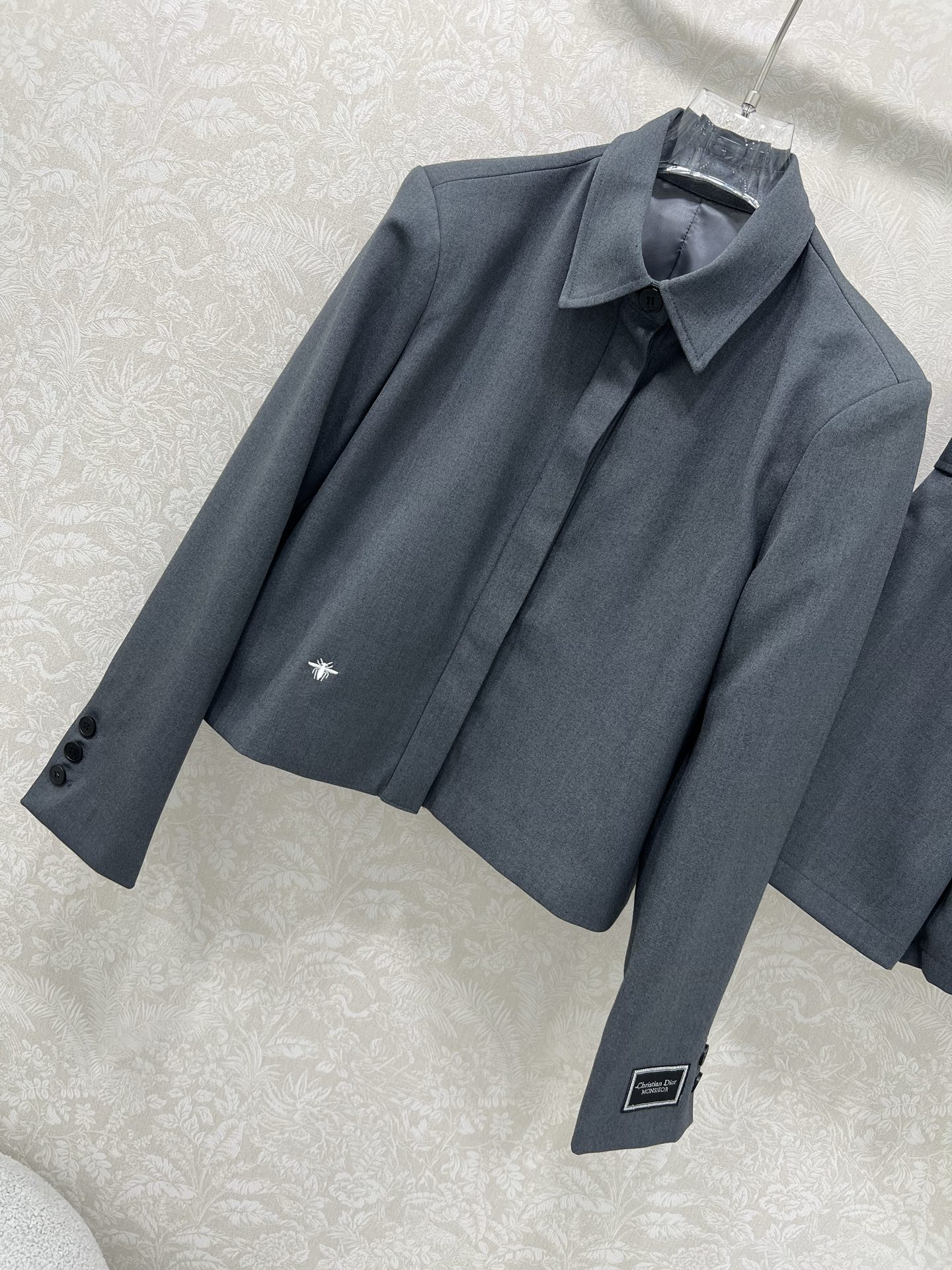 🔥🔥Dio* 25新款套装 夹克外套➕短裤的组合  外套整件立体剪裁全方位精致做工 隐形单排扣  侧身小