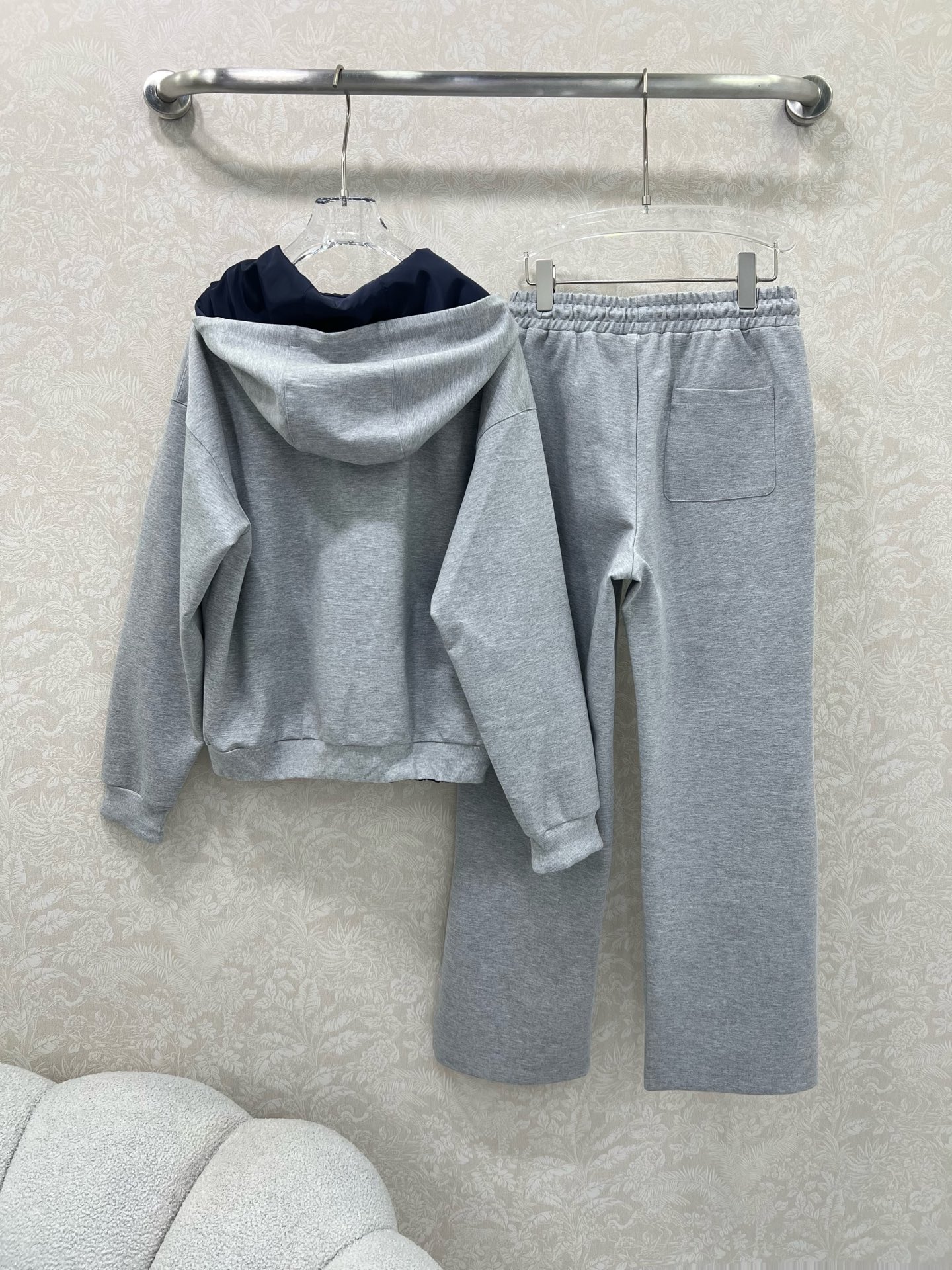  🔥🔥 miumi*25新款套装 双面连帽拉链外套➕阔腿长裤的组合  外套miu字母贴标 内里尼龙冲锋夹