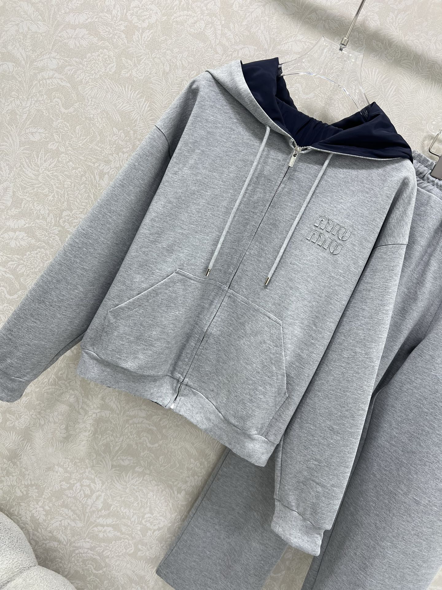  🔥🔥 miumi*25新款套装 双面连帽拉链外套➕阔腿长裤的组合  外套miu字母贴标 内里尼龙冲锋夹