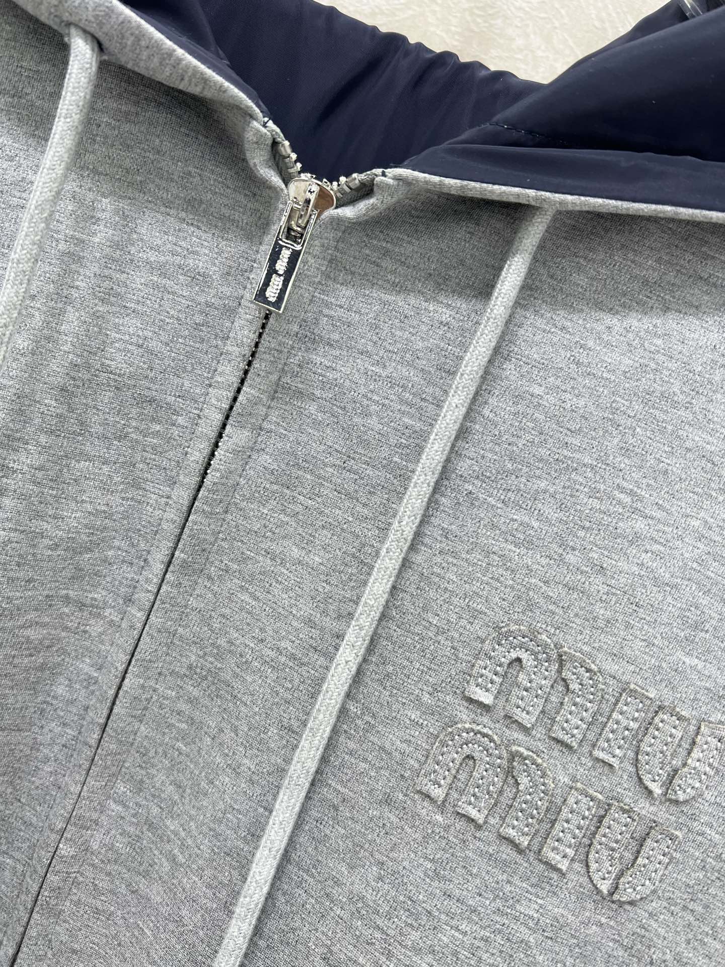  🔥🔥 miumi*25新款套装 双面连帽拉链外套➕阔腿长裤的组合  外套miu字母贴标 内里尼龙冲锋夹