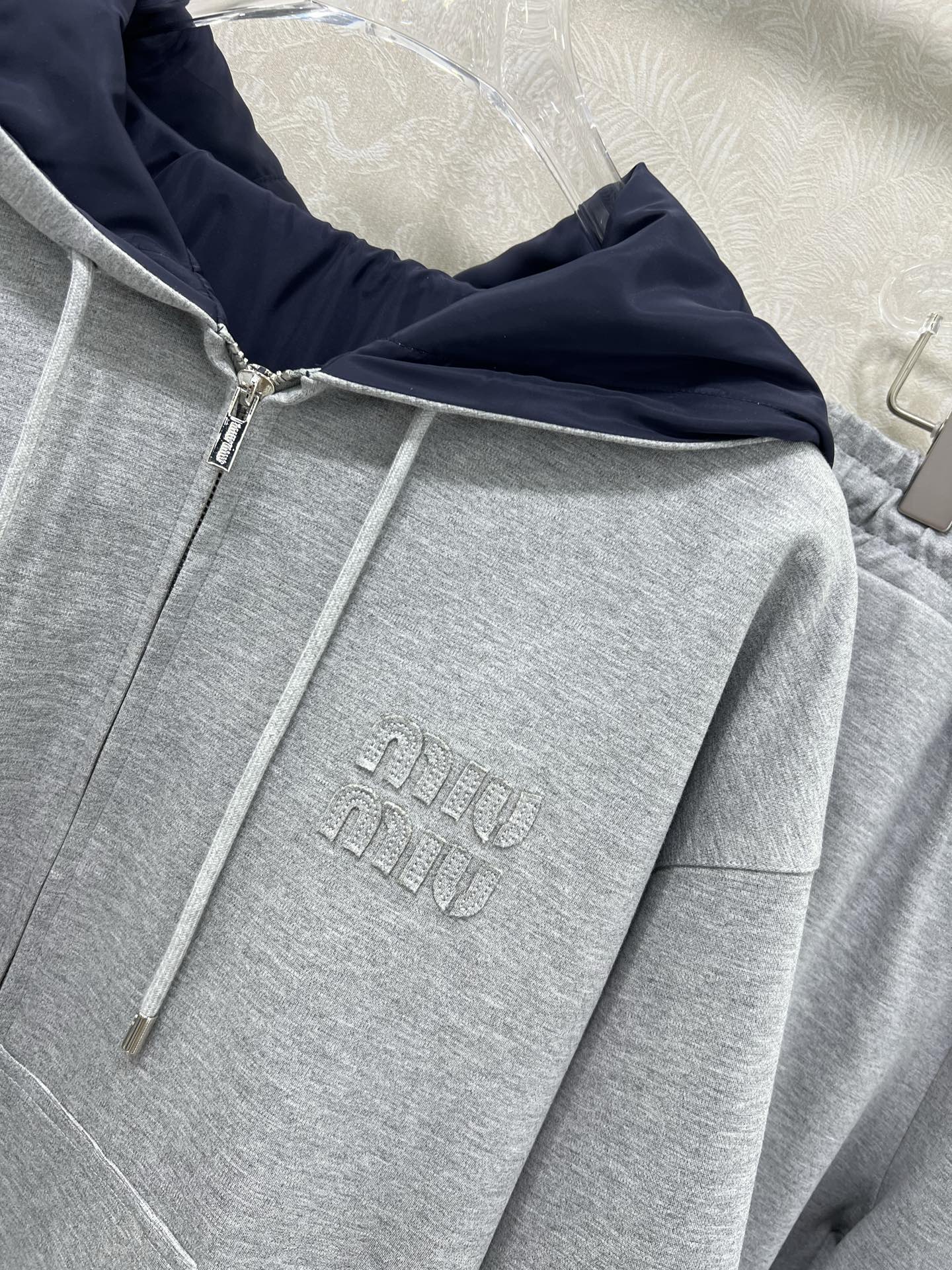  🔥🔥 miumi*25新款套装 双面连帽拉链外套➕阔腿长裤的组合  外套miu字母贴标 内里尼龙冲锋夹