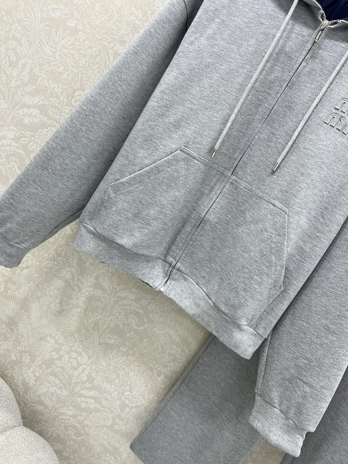  🔥🔥 miumi*25新款套装 双面连帽拉链外套➕阔腿长裤的组合  外套miu字母贴标 内里尼龙冲锋夹