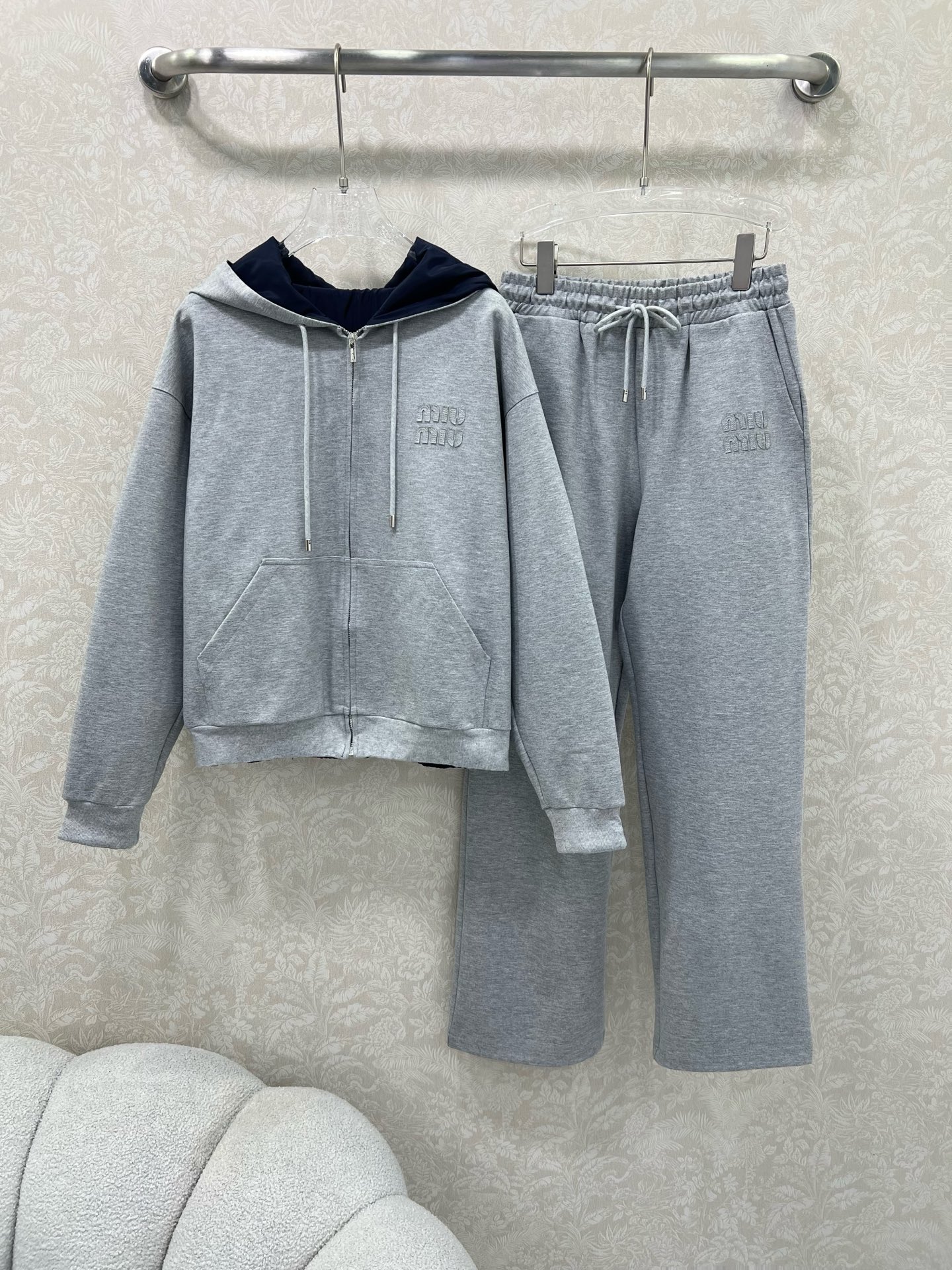  🔥🔥 miumi*25新款套装 双面连帽拉链外套➕阔腿长裤的组合  外套miu字母贴标 内里尼龙冲锋夹