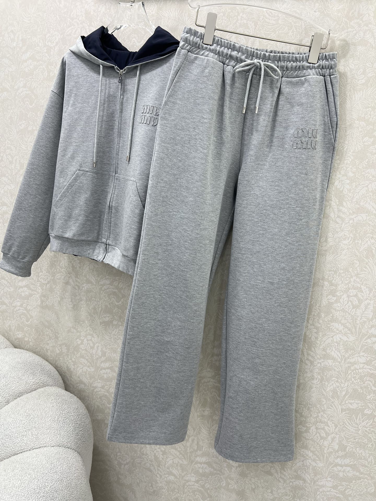  🔥🔥 miumi*25新款套装 双面连帽拉链外套➕阔腿长裤的组合  外套miu字母贴标 内里尼龙冲锋夹