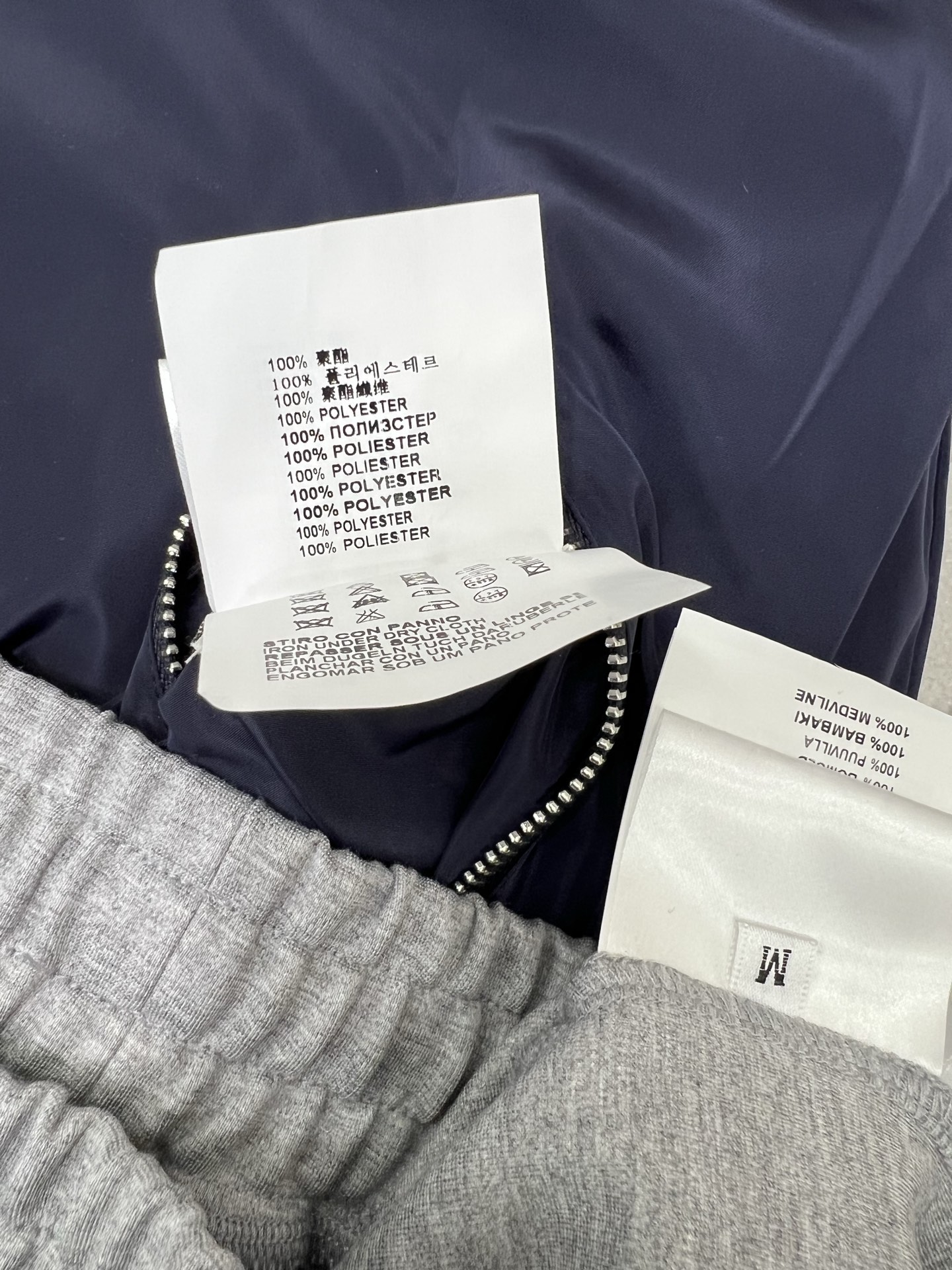  🔥🔥 miumi*25新款套装 双面连帽拉链外套➕阔腿长裤的组合  外套miu字母贴标 内里尼龙冲锋夹