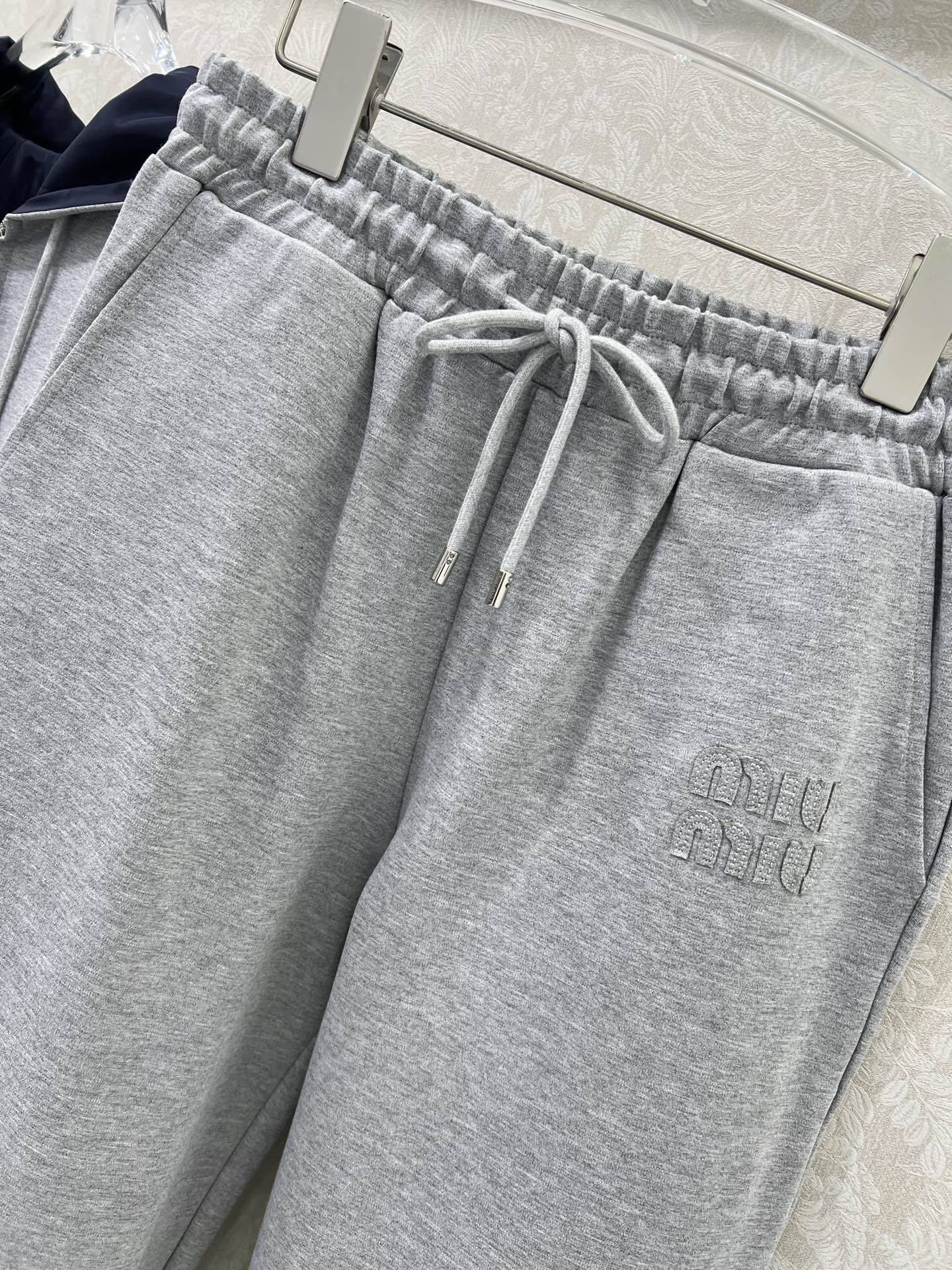  🔥🔥 miumi*25新款套装 双面连帽拉链外套➕阔腿长裤的组合  外套miu字母贴标 内里尼龙冲锋夹