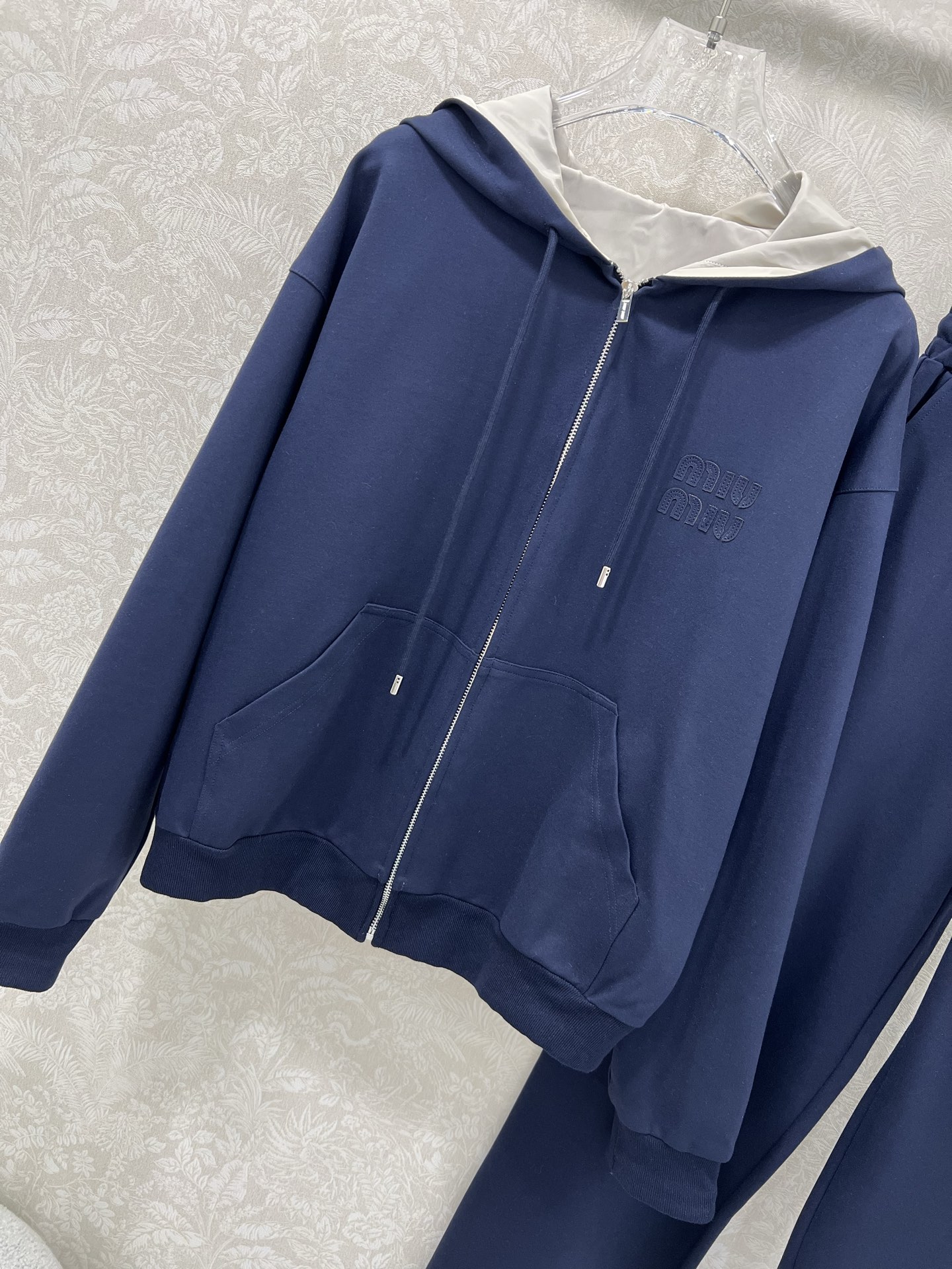  🔥🔥 miumi*25新款套装 双面连帽拉链外套➕阔腿长裤的组合  外套miu字母贴标 内里尼龙冲锋夹