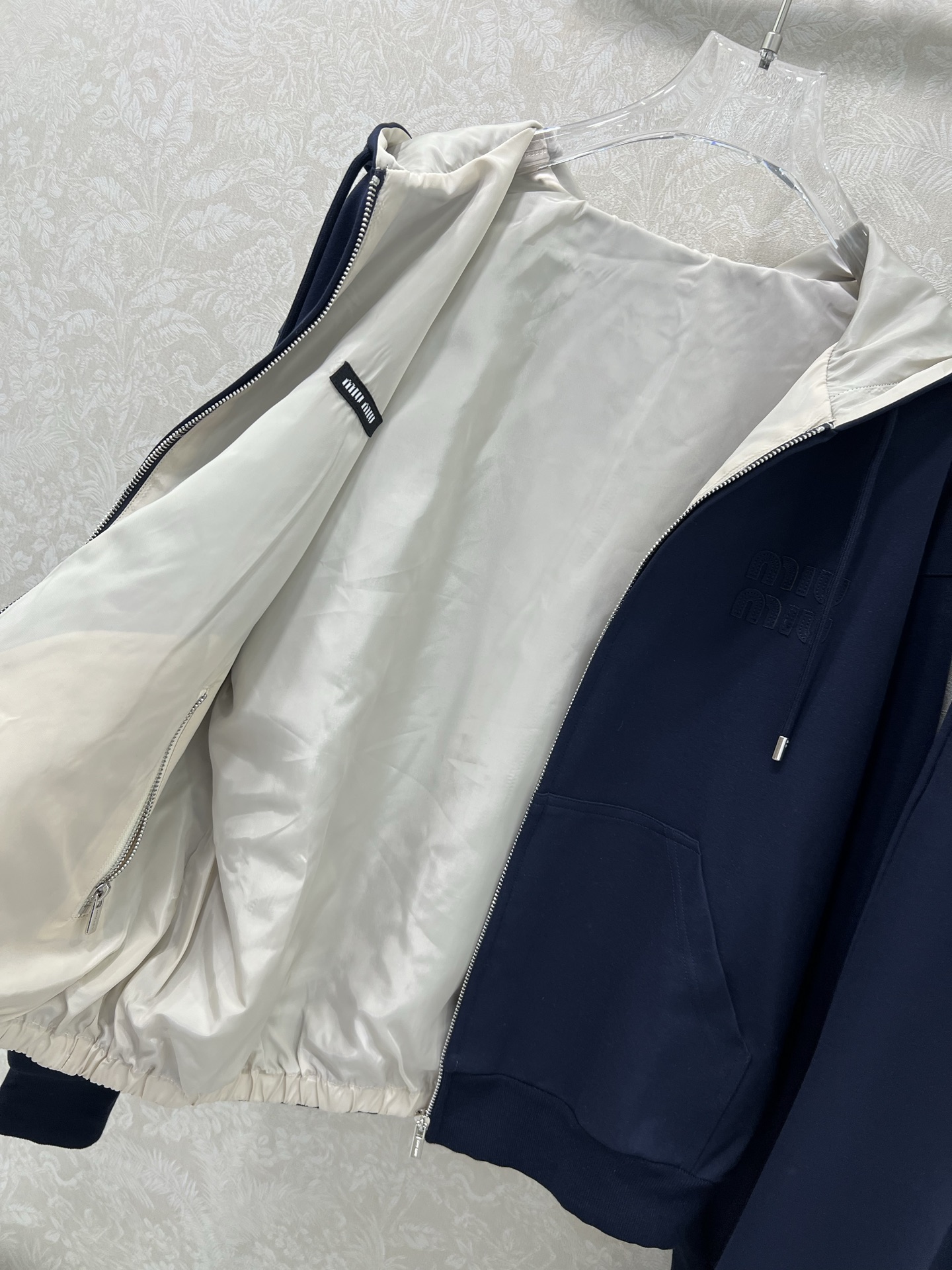  🔥🔥 miumi*25新款套装 双面连帽拉链外套➕阔腿长裤的组合  外套miu字母贴标 内里尼龙冲锋夹