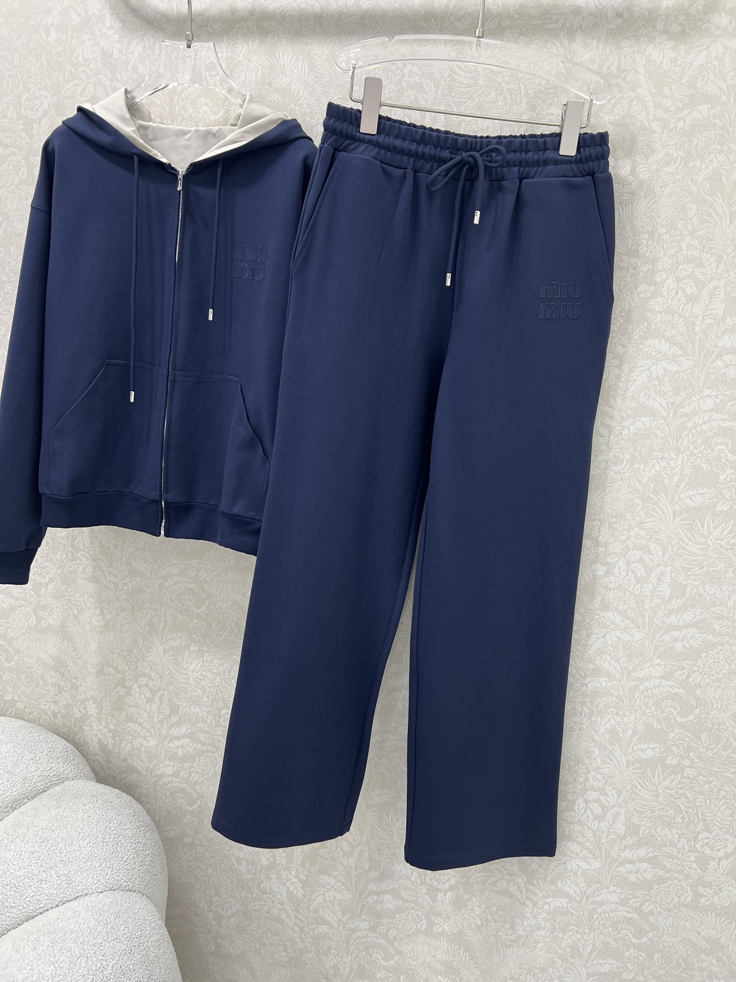  🔥🔥 miumi*25新款套装 双面连帽拉链外套➕阔腿长裤的组合  外套miu字母贴标 内里尼龙冲锋夹