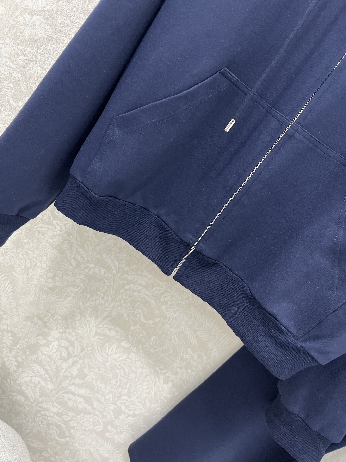  🔥🔥 miumi*25新款套装 双面连帽拉链外套➕阔腿长裤的组合  外套miu字母贴标 内里尼龙冲锋夹