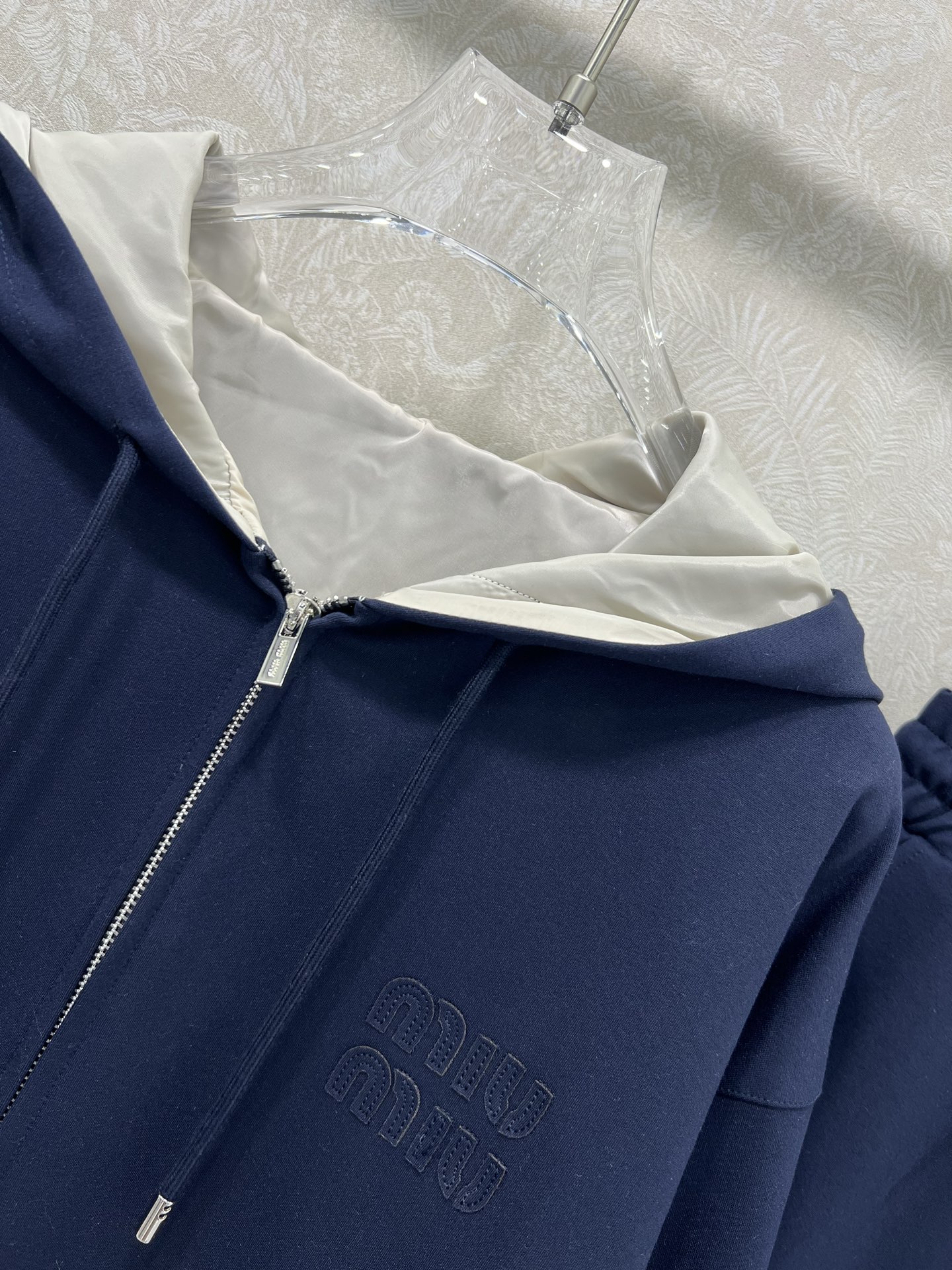  🔥🔥 miumi*25新款套装 双面连帽拉链外套➕阔腿长裤的组合  外套miu字母贴标 内里尼龙冲锋夹