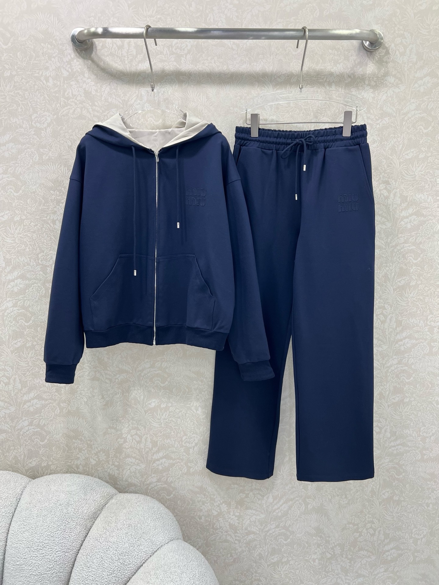  🔥🔥 miumi*25新款套装 双面连帽拉链外套➕阔腿长裤的组合  外套miu字母贴标 内里尼龙冲锋夹