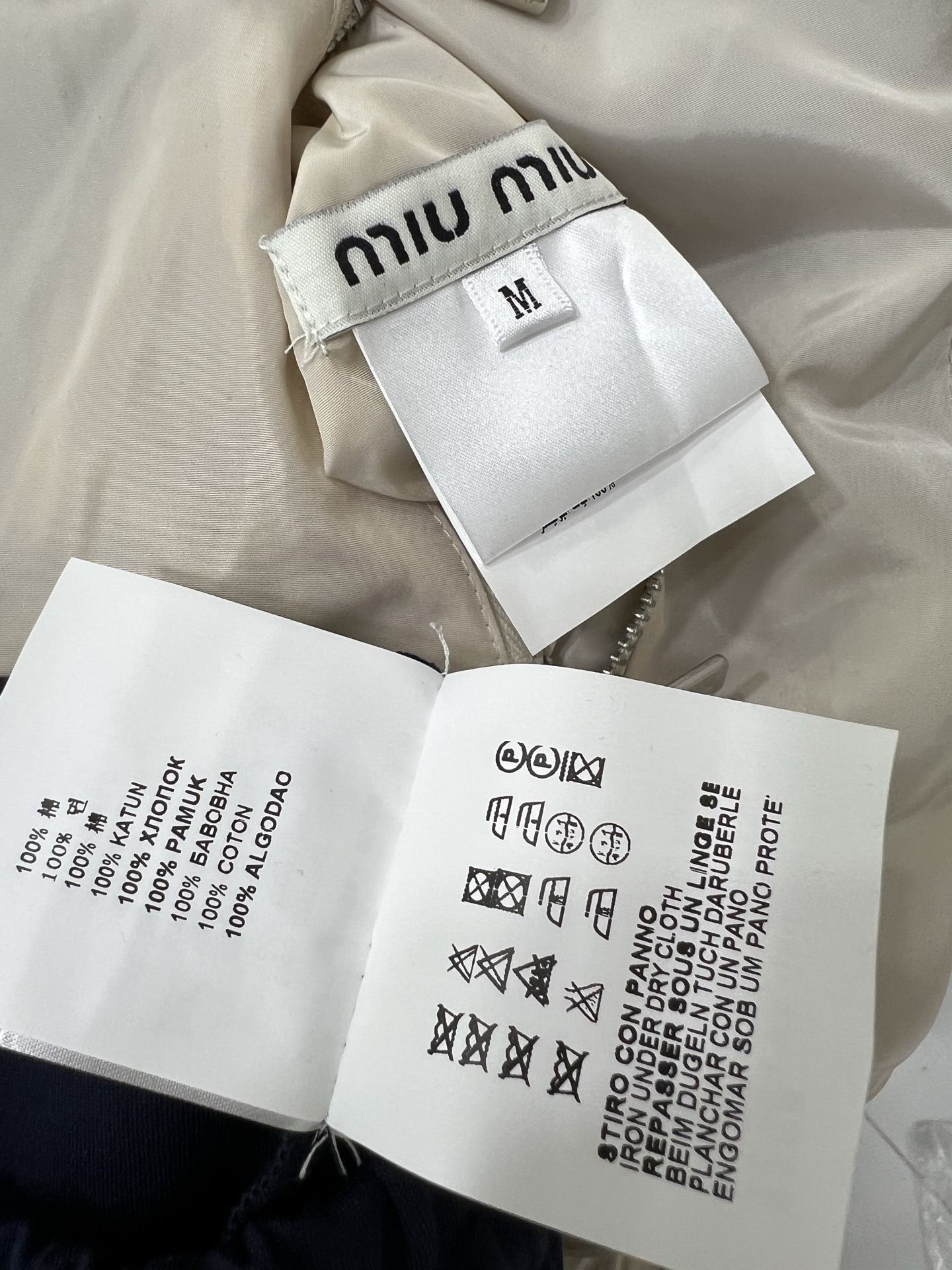  🔥🔥 miumi*25新款套装 双面连帽拉链外套➕阔腿长裤的组合  外套miu字母贴标 内里尼龙冲锋夹