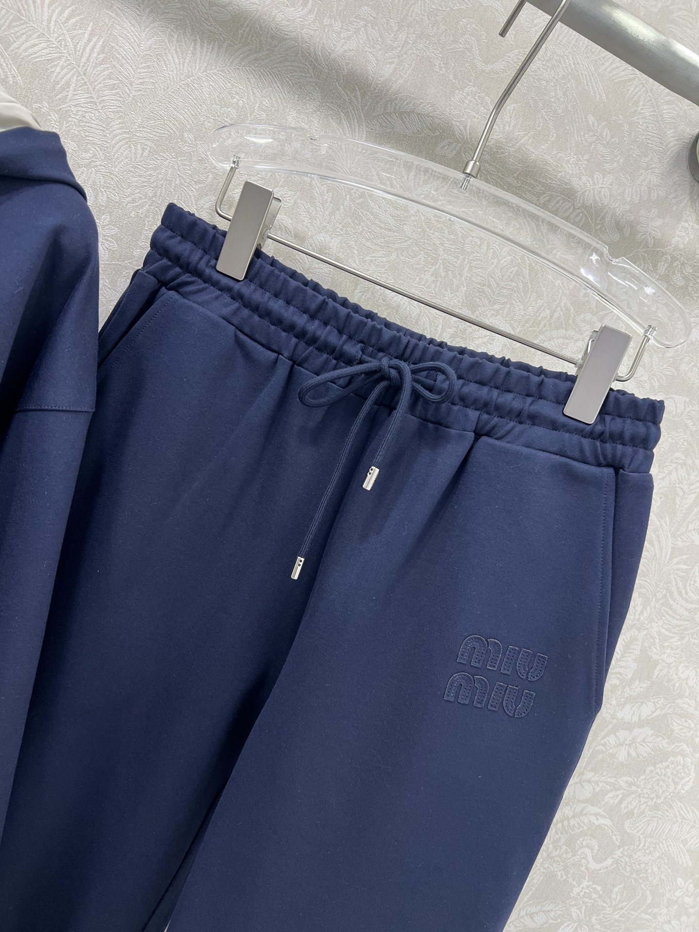  🔥🔥 miumi*25新款套装 双面连帽拉链外套➕阔腿长裤的组合  外套miu字母贴标 内里尼龙冲锋夹