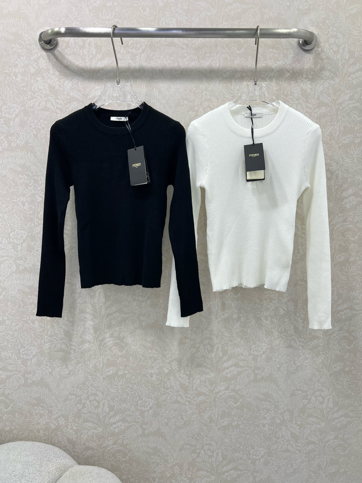 🔥🔥 Fend*25新款净色针织长袖上衣，胸前双F镂空图案 经典版型上身巨显瘦！原版定制进口羊毛纱线质感