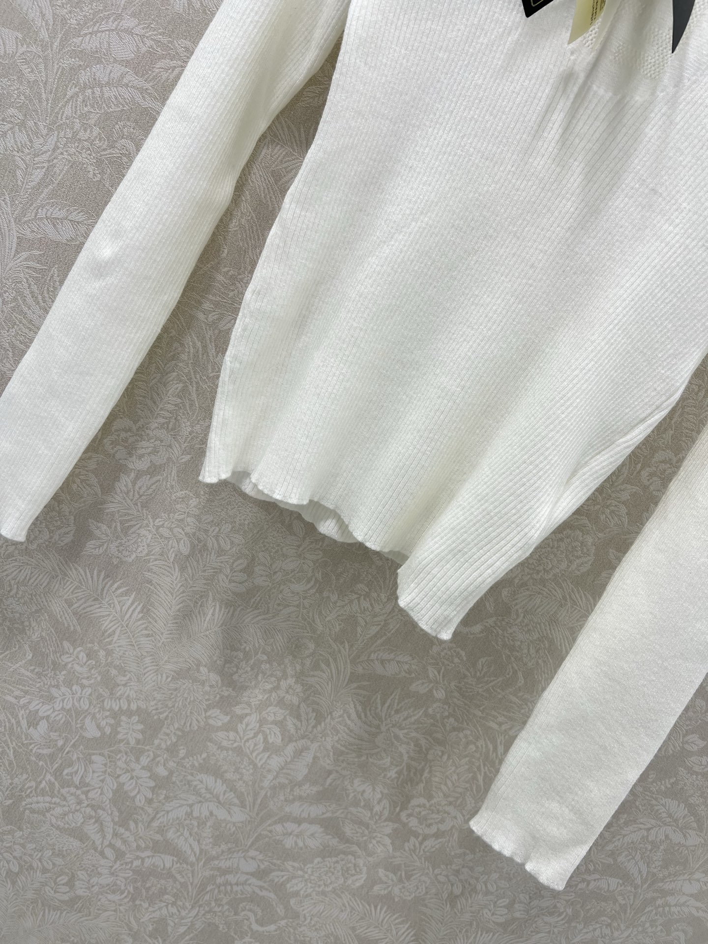 🔥🔥 Fend*25新款净色针织长袖上衣，胸前双F镂空图案 经典版型上身巨显瘦！原版定制进口羊毛纱线质感