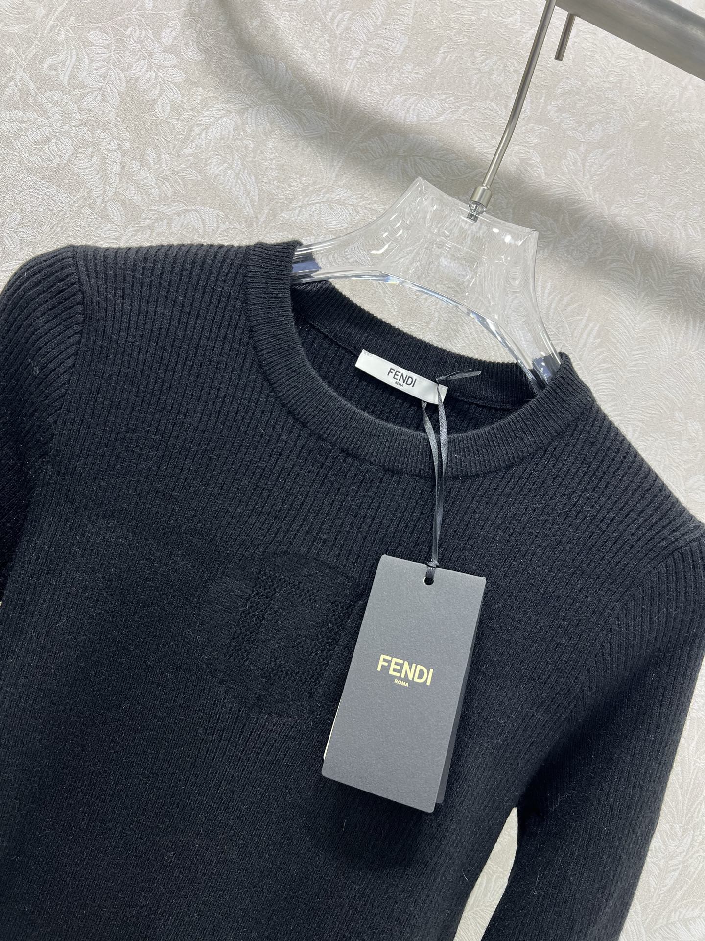 🔥🔥 Fend*25新款净色针织长袖上衣，胸前双F镂空图案 经典版型上身巨显瘦！原版定制进口羊毛纱线质感