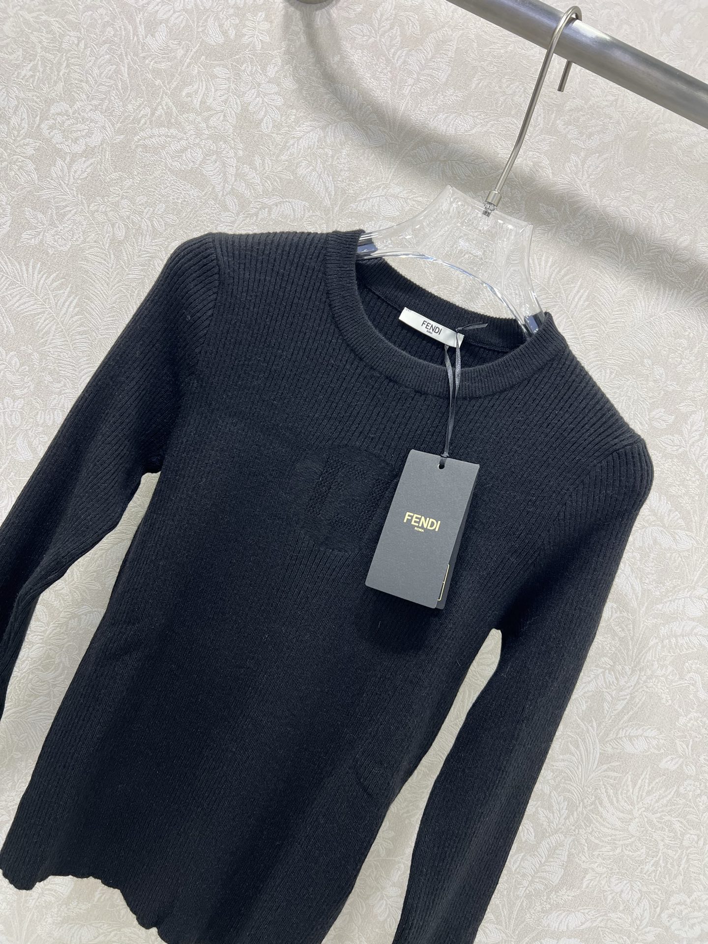 🔥🔥 Fend*25新款净色针织长袖上衣，胸前双F镂空图案 经典版型上身巨显瘦！原版定制进口羊毛纱线质感