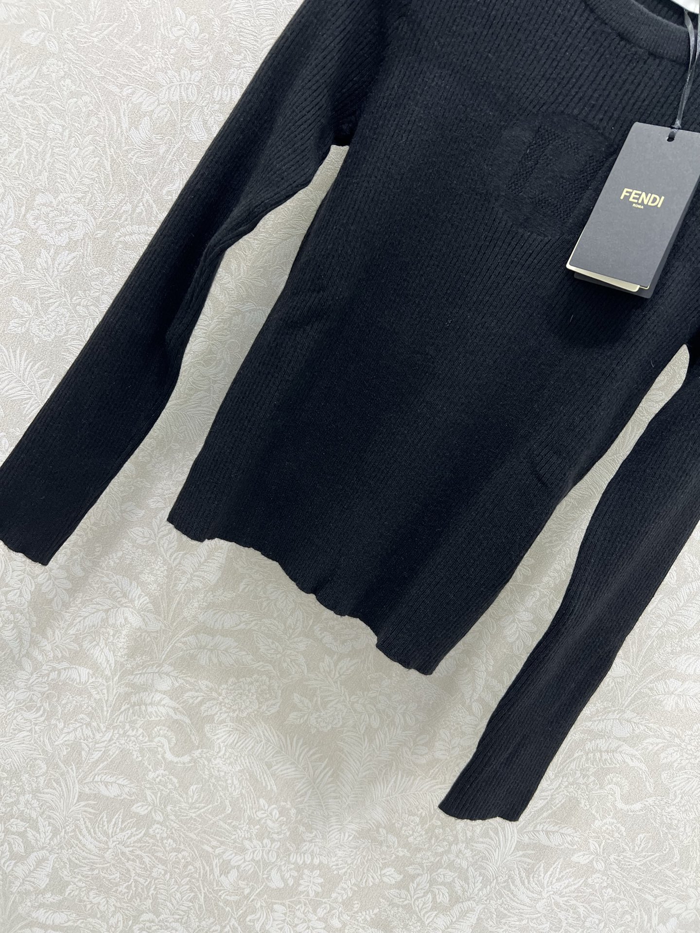 🔥🔥 Fend*25新款净色针织长袖上衣，胸前双F镂空图案 经典版型上身巨显瘦！原版定制进口羊毛纱线质感