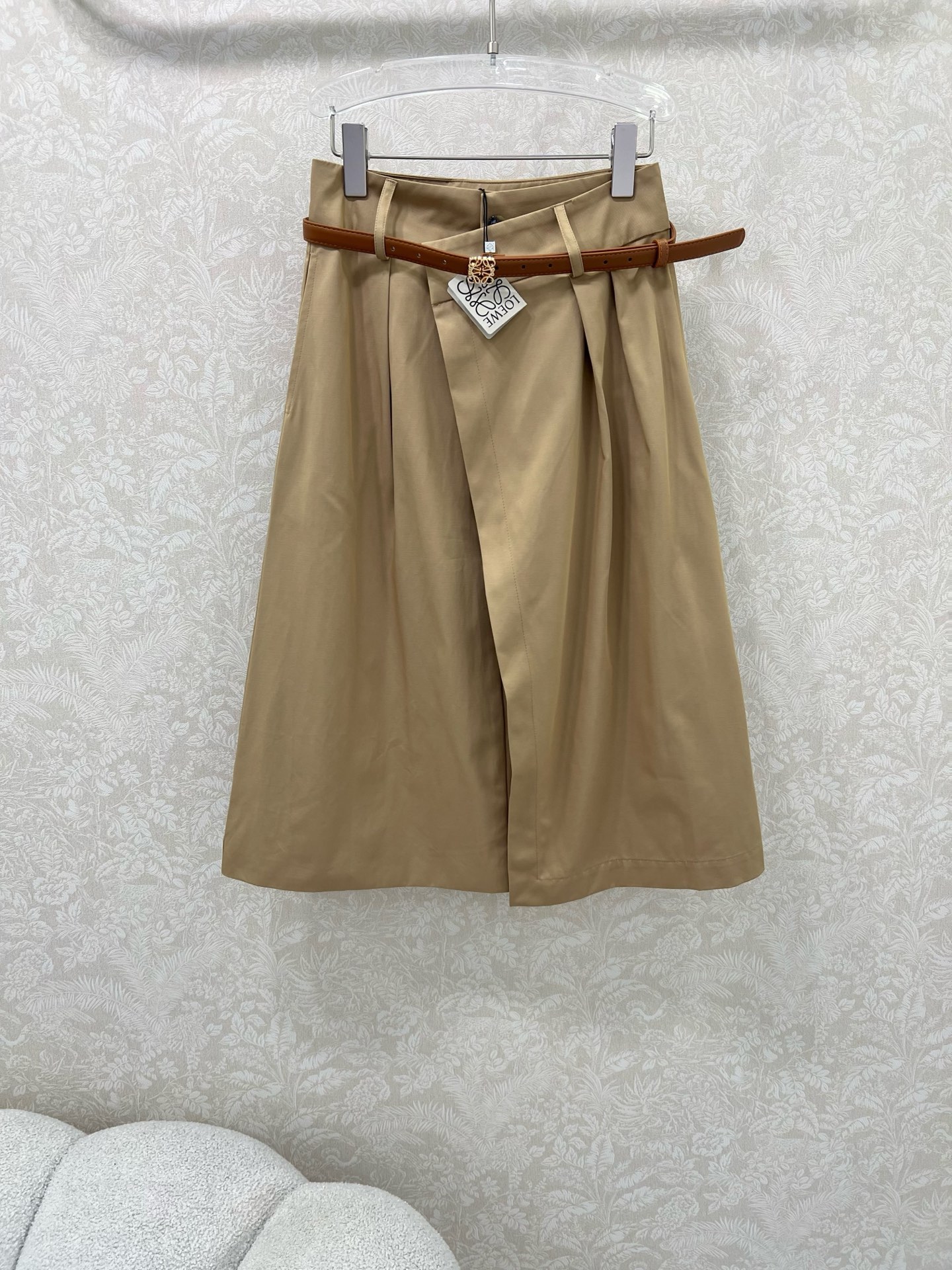 🔥🔥Loew* 25新款不对称搭片半裙 不对称剪裁太绝了！定制logo腰头腰带 一粒银色纽扣打破刻板，面