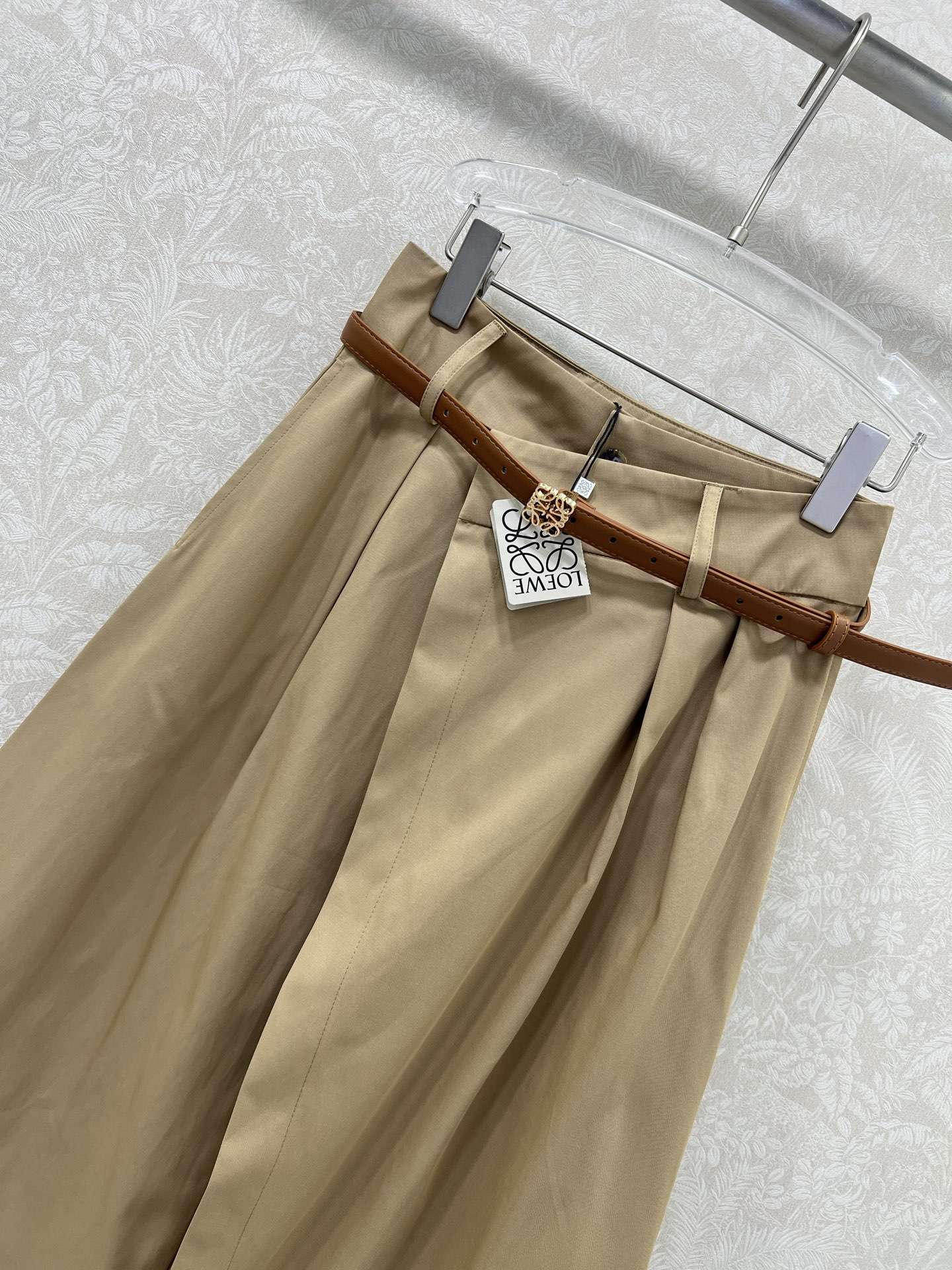 🔥🔥Loew* 25新款不对称搭片半裙 不对称剪裁太绝了！定制logo腰头腰带 一粒银色纽扣打破刻板，面