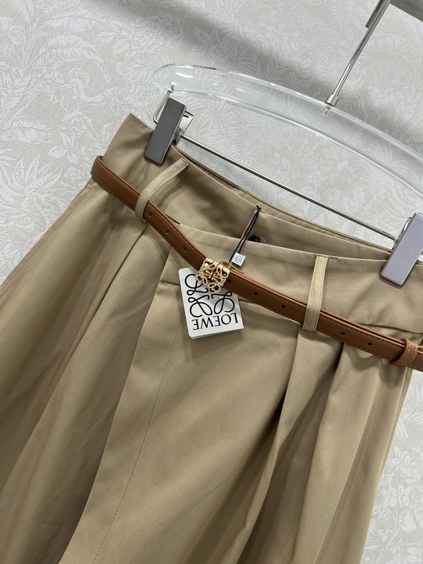 🔥🔥Loew* 25新款不对称搭片半裙 不对称剪裁太绝了！定制logo腰头腰带 一粒银色纽扣打破刻板，面