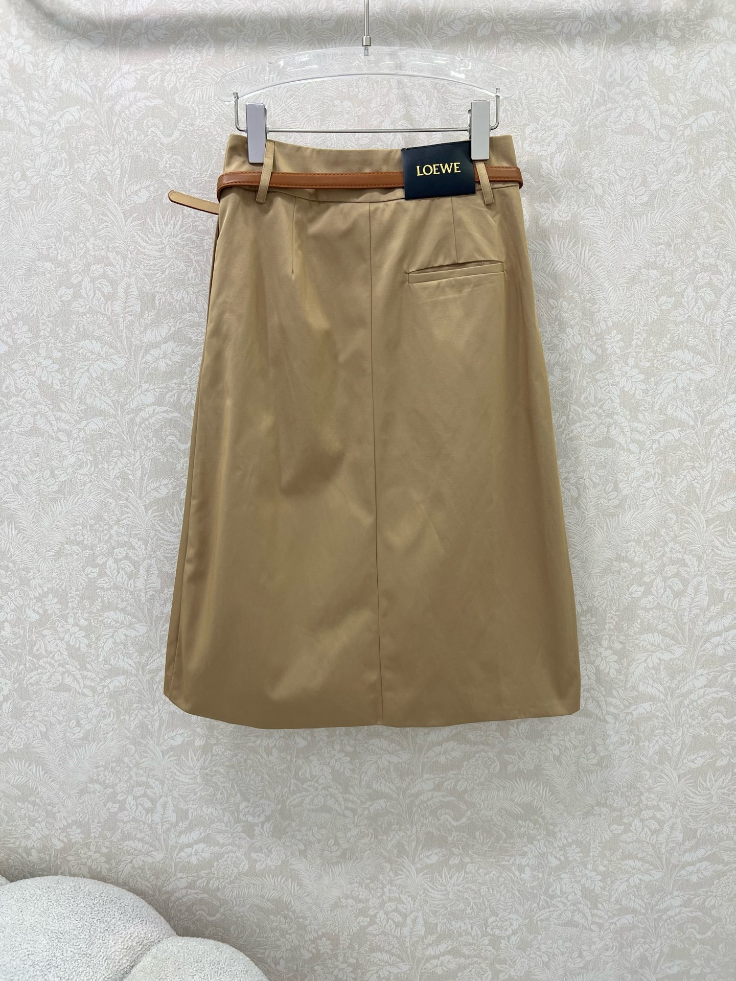 🔥🔥Loew* 25新款不对称搭片半裙 不对称剪裁太绝了！定制logo腰头腰带 一粒银色纽扣打破刻板，面