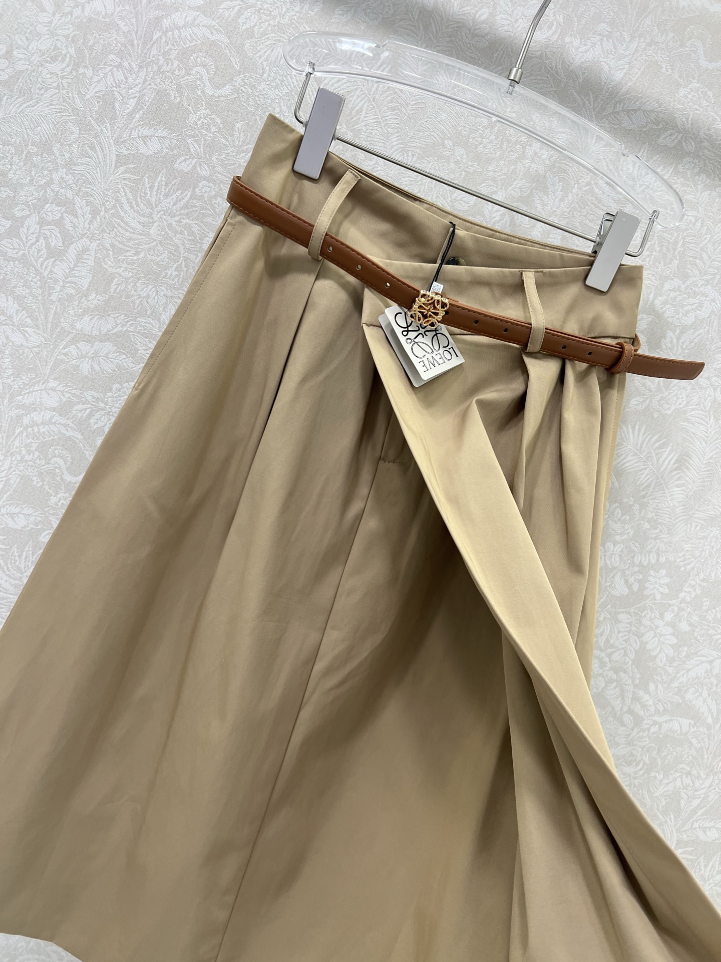 🔥🔥Loew* 25新款不对称搭片半裙 不对称剪裁太绝了！定制logo腰头腰带 一粒银色纽扣打破刻板，面