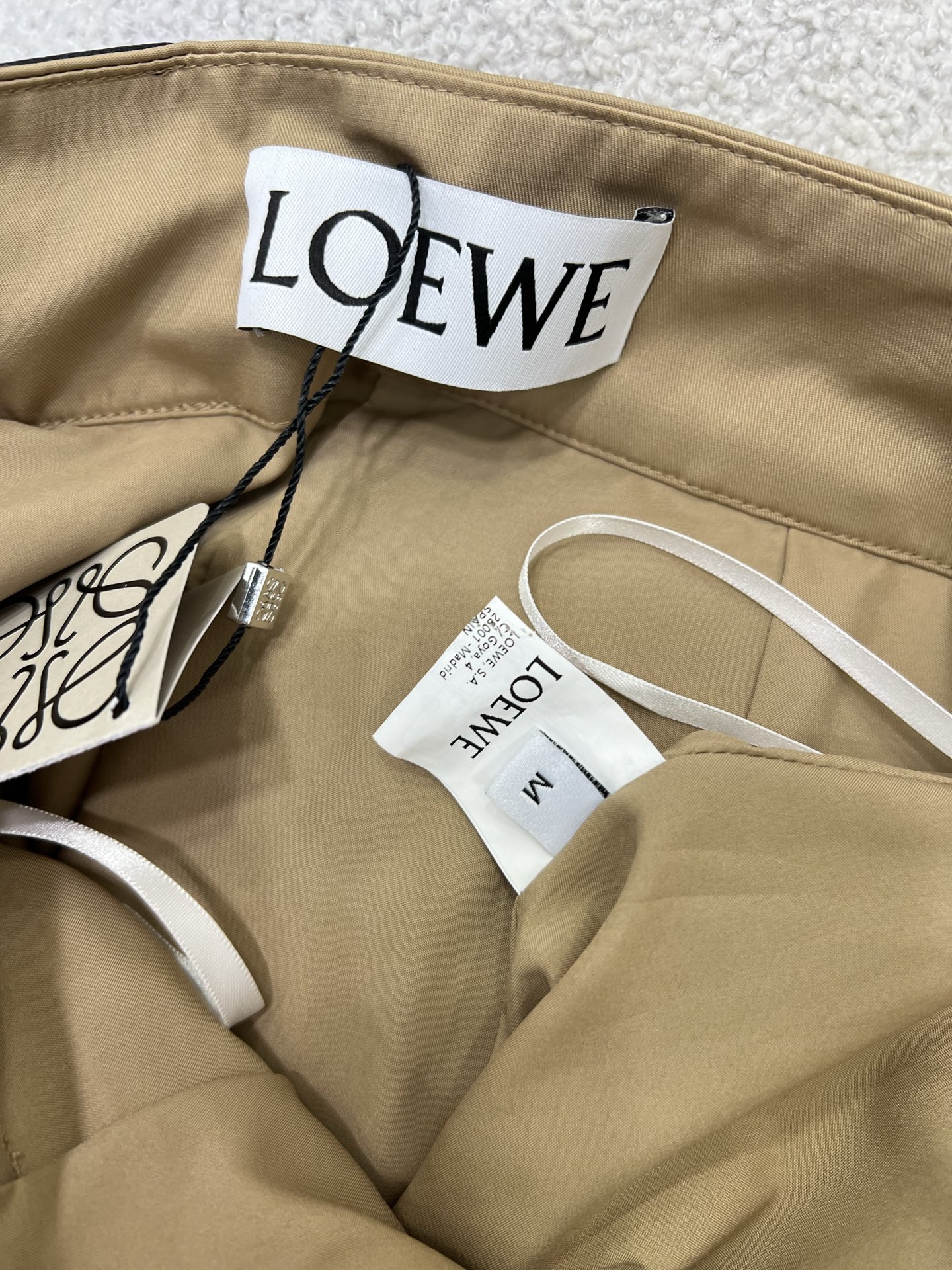 🔥🔥Loew* 25新款不对称搭片半裙 不对称剪裁太绝了！定制logo腰头腰带 一粒银色纽扣打破刻板，面