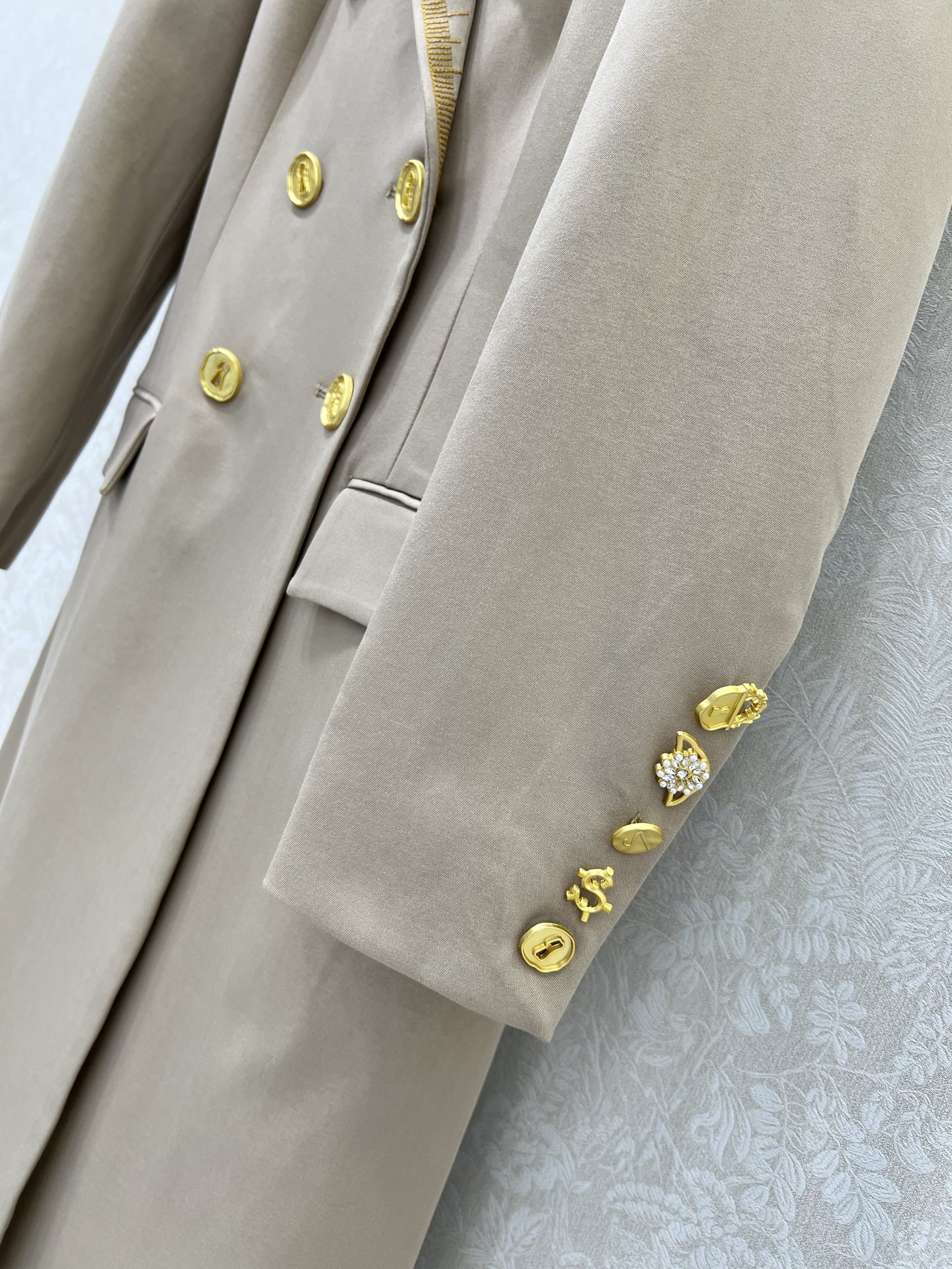 🔥🔥Sch*法国本土品牌 25新款长款大衣外套 大翻领双排扣设计 整件定制五金 衣边精美刻度金线刺绣 展