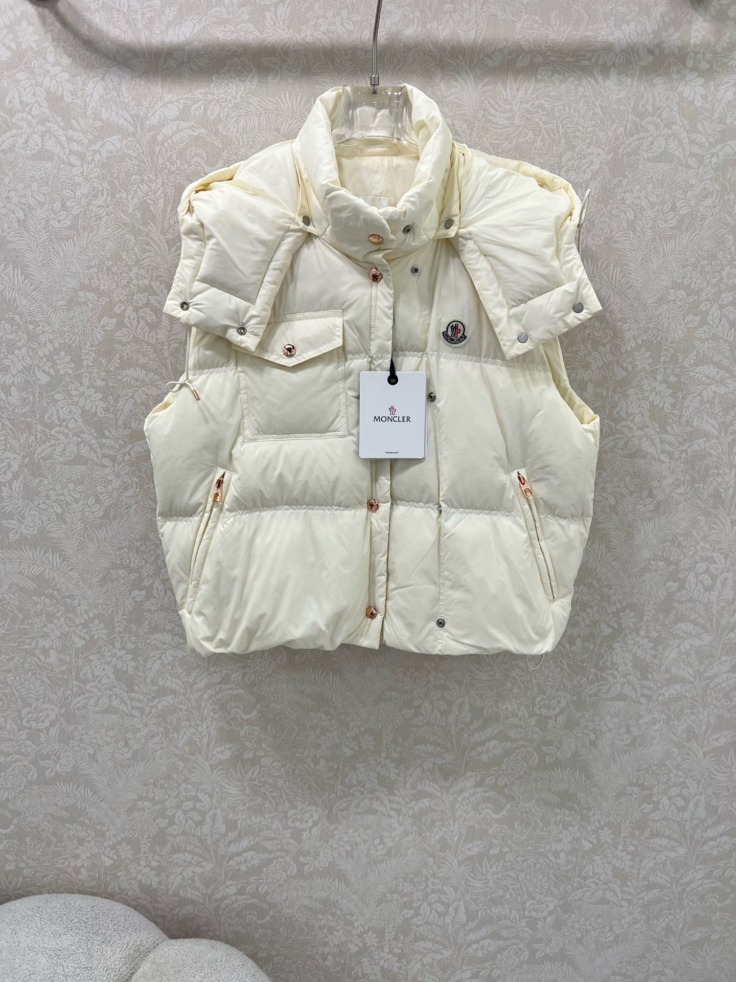🔥🔥Moncle* 25新款可拆卸连帽立领羽绒马甲  高版出品！白鹅绒填充内里 整件轻薄保暖 修身马甲时