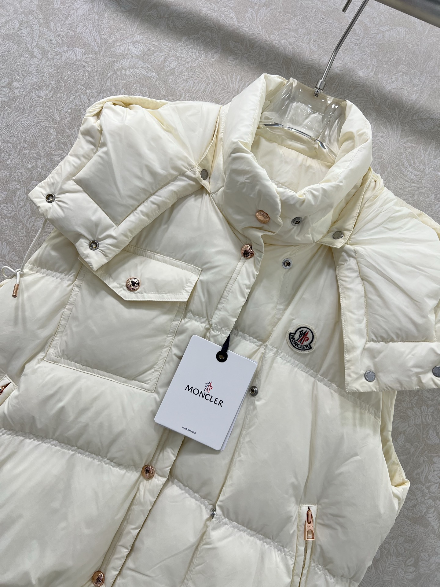 🔥🔥Moncle* 25新款可拆卸连帽立领羽绒马甲  高版出品！白鹅绒填充内里 整件轻薄保暖 修身马甲时
