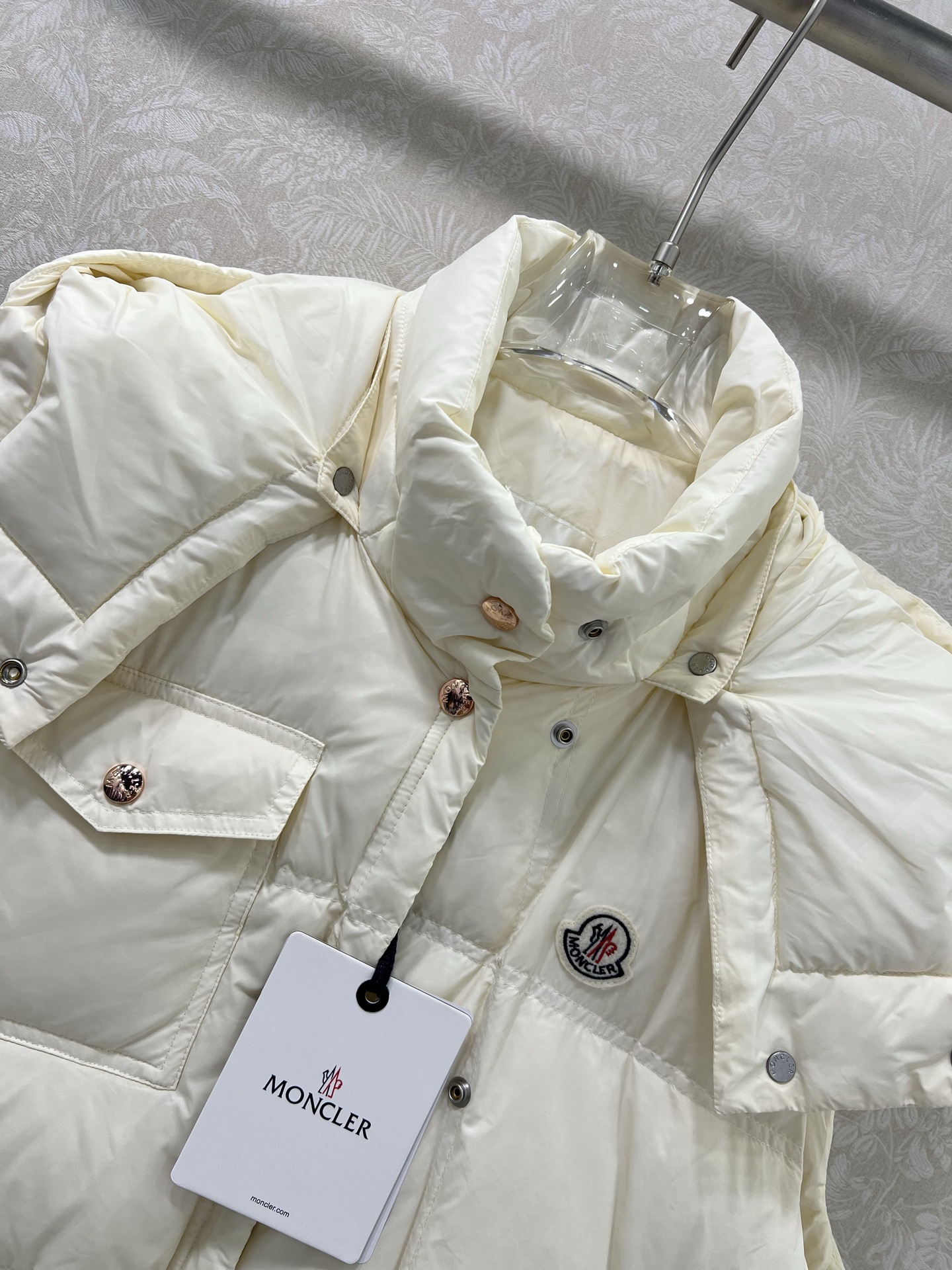 🔥🔥Moncle* 25新款可拆卸连帽立领羽绒马甲  高版出品！白鹅绒填充内里 整件轻薄保暖 修身马甲时